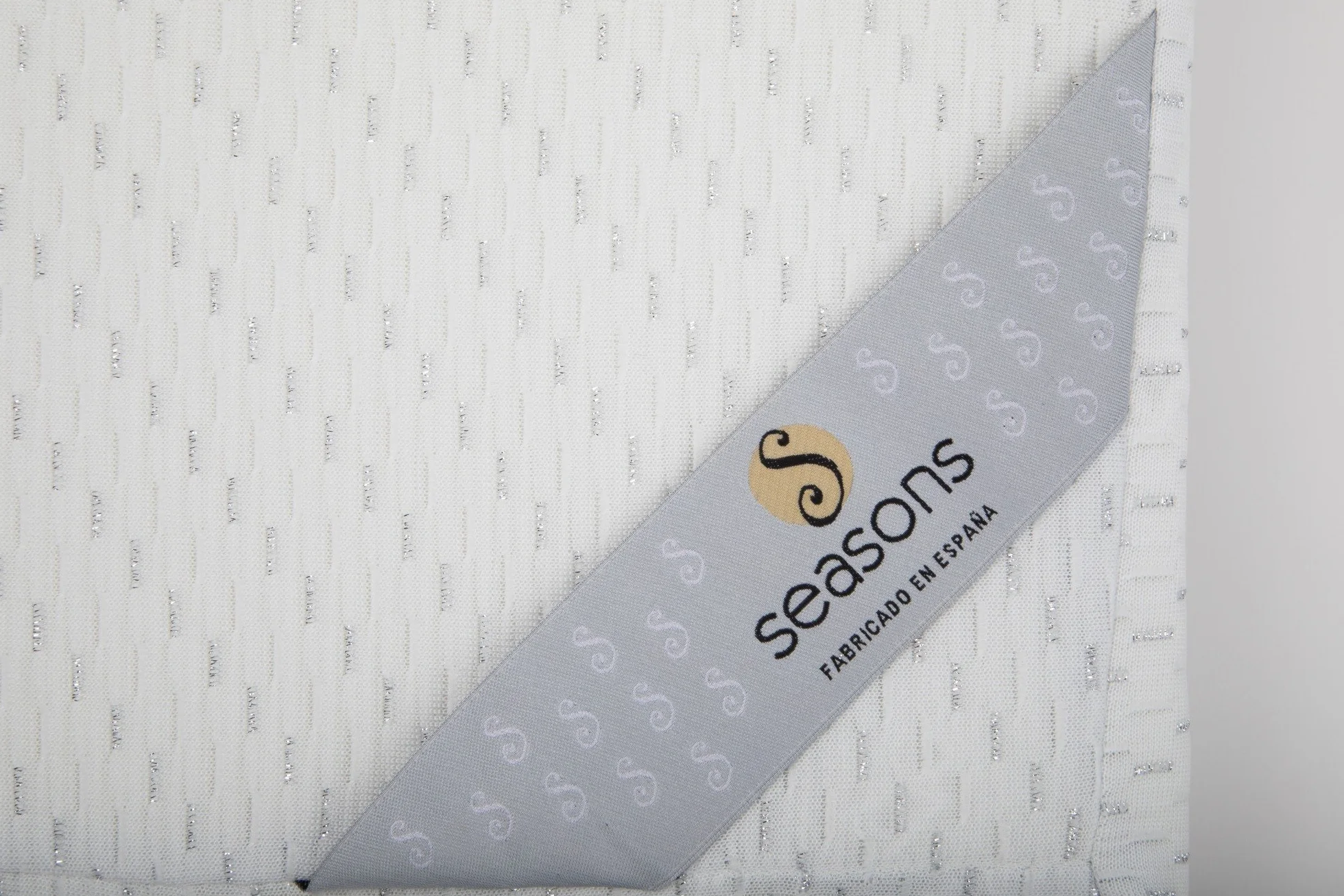 Seasons - Almohada Infantil de Fibra, 80 cm, Extrasuave, Antiácaros, Almohada Baja Firmeza, con Doble Funda con Cremallera, Funda Exterior Satén Algodón, Fabricado en España