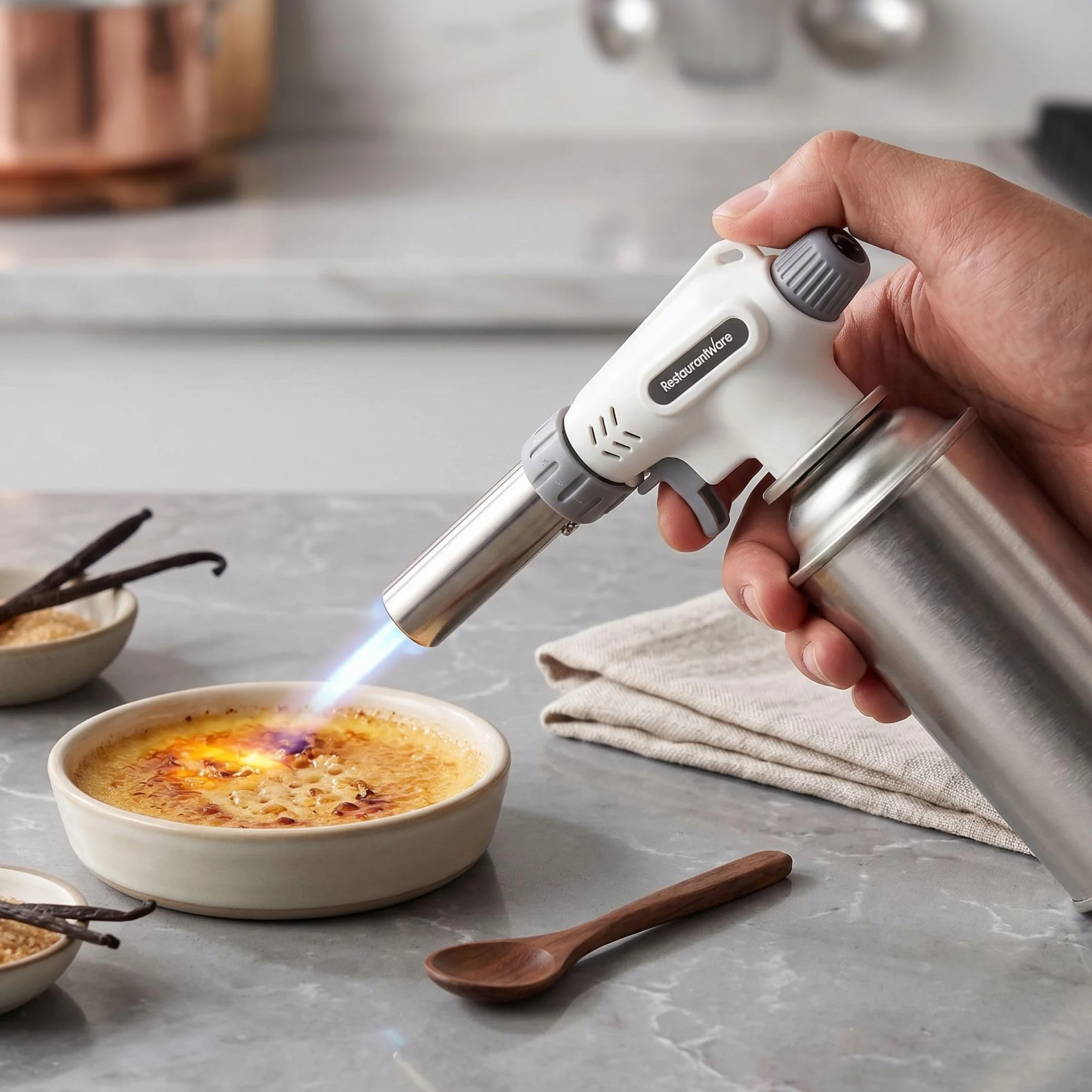 Restaurantware -RW Pyro Creme Brulee Antorcha con llama ajustable, 1 soplete culinario recargable, tanque de gas butano no incluido, sin acampanado, blanco, para hornear, cocinar, barbacoa y más