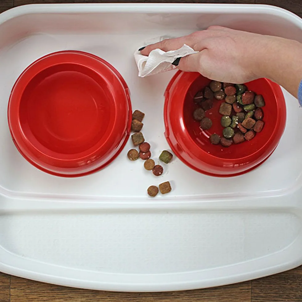 Ferplast Bandeja con Cuencos para Perros y Gatos Lindo Doble comedero para Animales, Base de plástico Resistente, Pies Antideslizantes, Dos Cuencos de 0,6 l incluidos, 44,5 x 34 x h 7 cm Rojo
