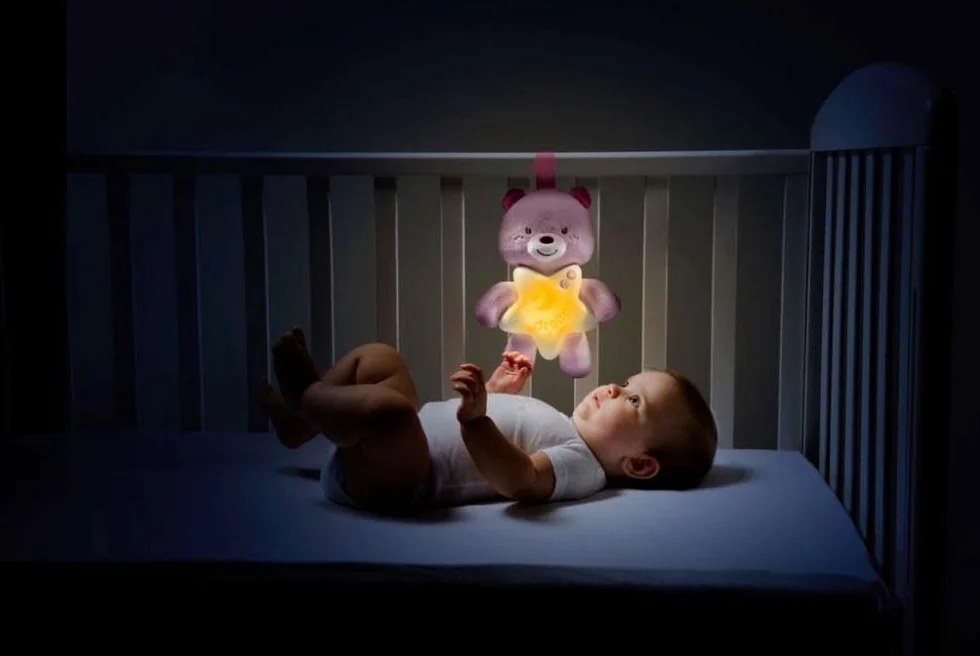 Chicco Panel de Cuna Osito Buenas Noches, Luz Nocturna, Suave Peluche, Luces y Melodías, Juguete Cuna, Rosa
