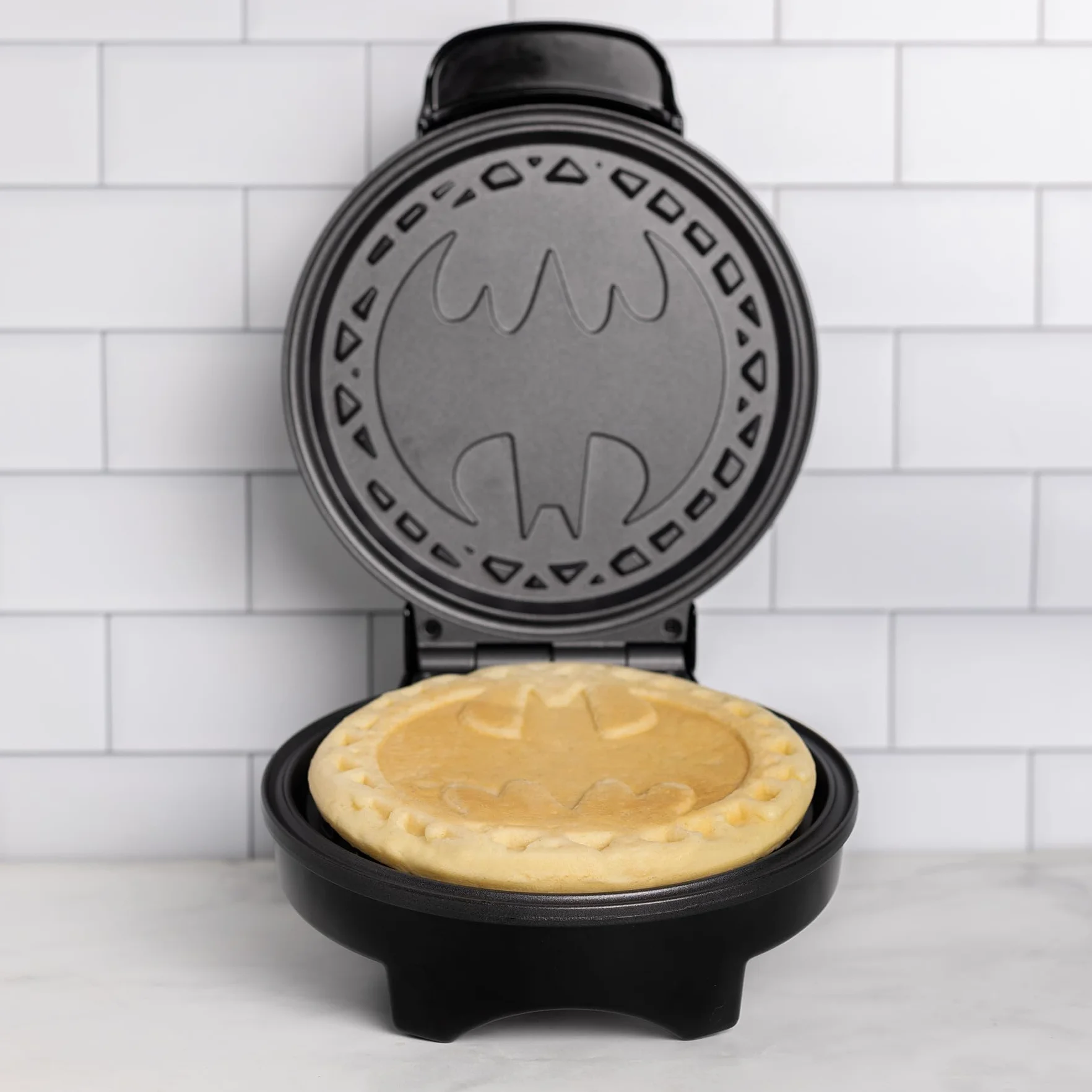Uncanny Brands - Gofrera Logo Batman - Impresión en el gofre - Enchufe Europeo - Licencia DC Comics - Facil de usar y limpiar - Hogar y cocina - Heroes