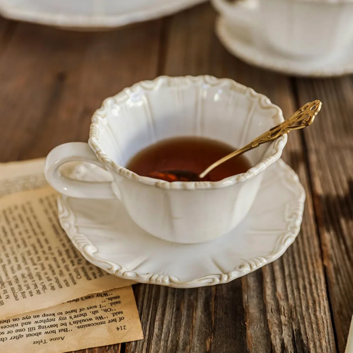 DECHOUS Juego de Taza de Cerámica Estilo Elegante Vintage de 300ml Platillo Antideslizante y Fácil de Limpiar, Adecuado para Disfrutar Café o Té en Casa