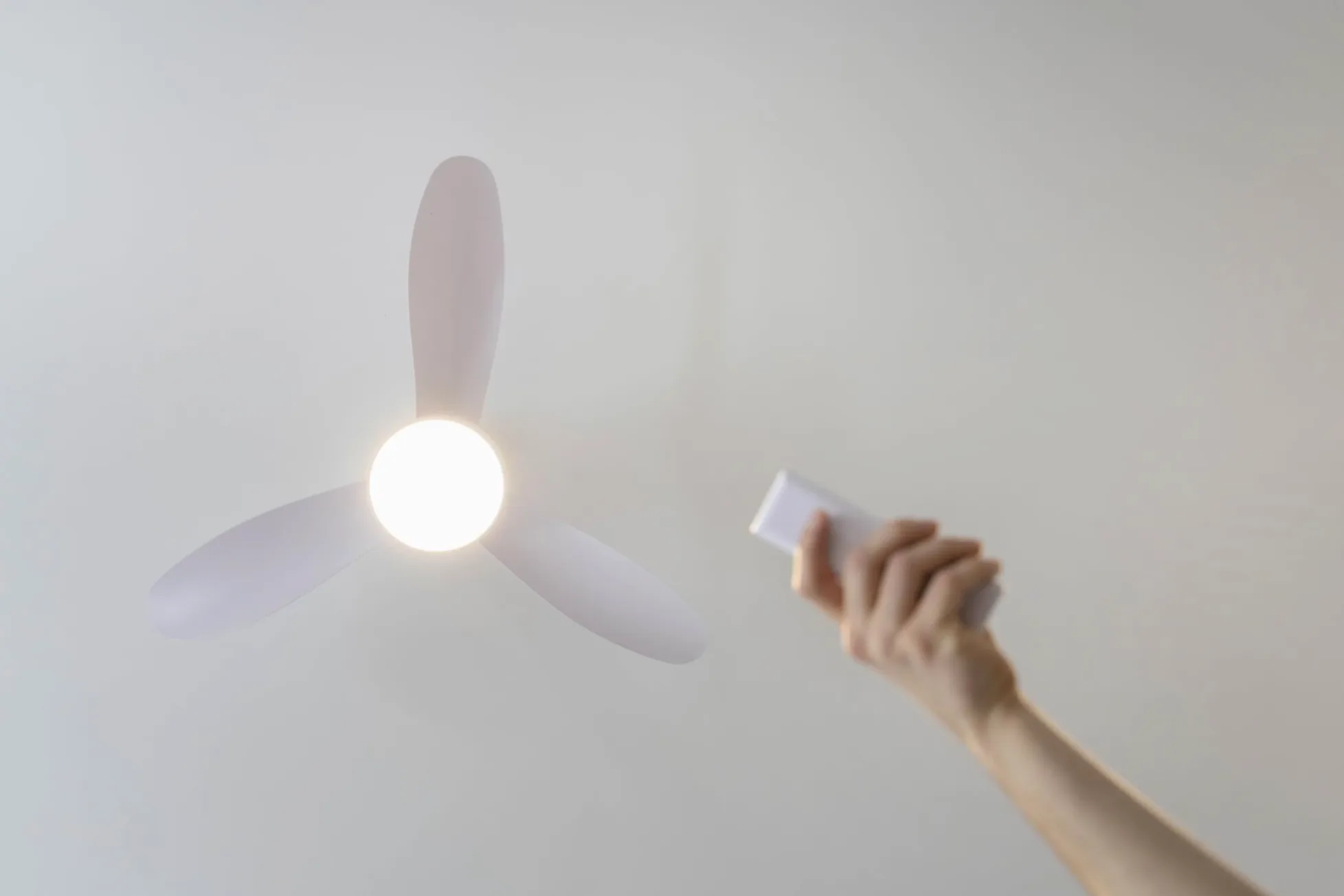 DUPI Ventilador de Techo PRO AIR | Motor DC Silencioso | 6 Velocidades | Luz LED Dimmable 3000–6000K | Mando con Temporizador | Ø 80 cm | Blanco