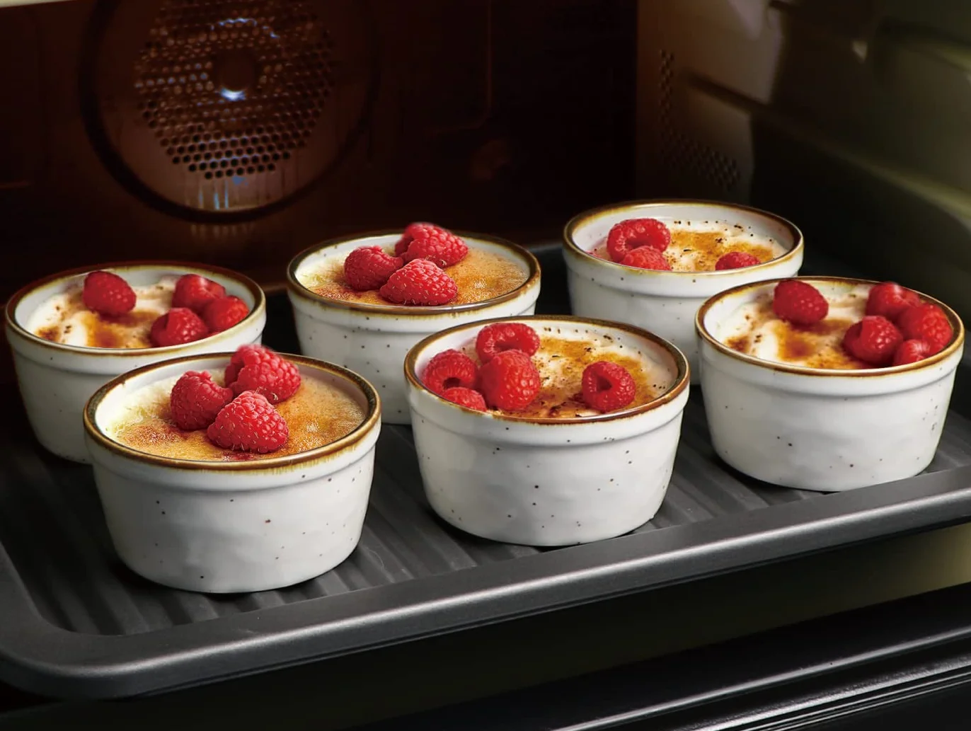 ONEMORE Ramequines pequeños de cerámica de 8 onzas aptos para horno, con borde marrón para hornear, bonito juego de ramequines moteados para crema brulee, salsas, postres y helados, juego de 6 tazas