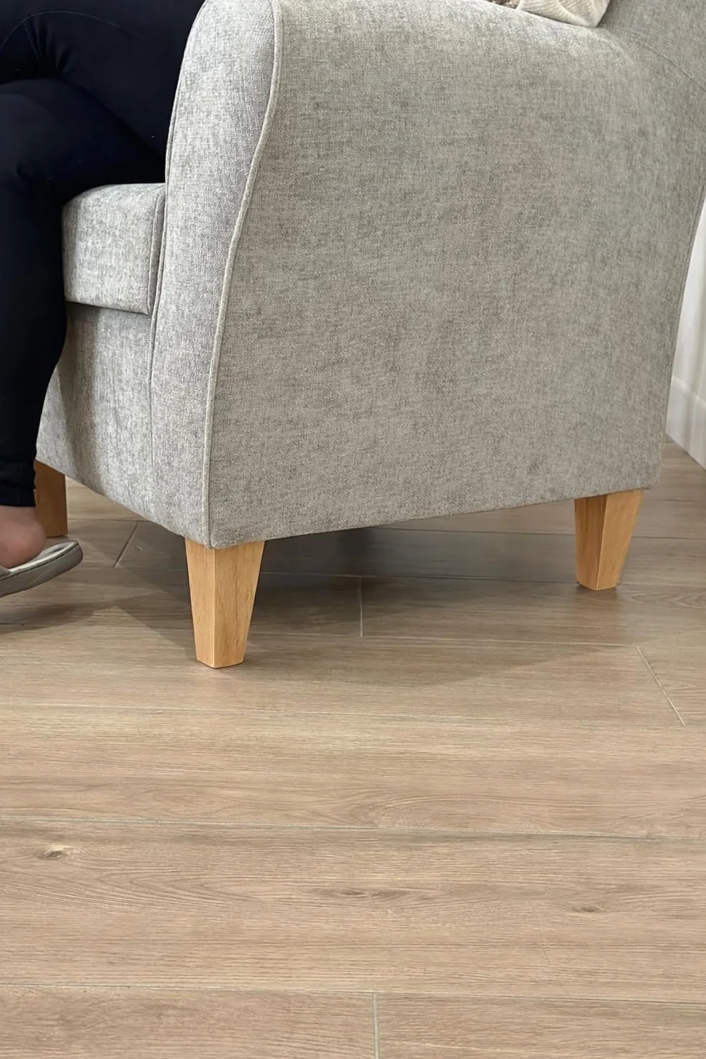 Sillón Orejero para Salón y Dorrmitorio + Cojín Decorativo | Butaca Lectura | Sillones Orejeros con Tela Antimanchas | Fácil Limpieza y Diseño. (MARRÓN)