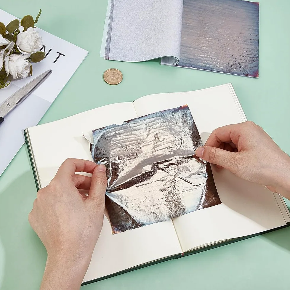 MAYJOYDIY 50 hojas de papel de aluminio gris de 14 x 13,7 cm, hojas metálicas de hojas plateadas, papel de aluminio dorado para manualidades, pinturas de uñas, manualidades, marcos de fotos, escultura