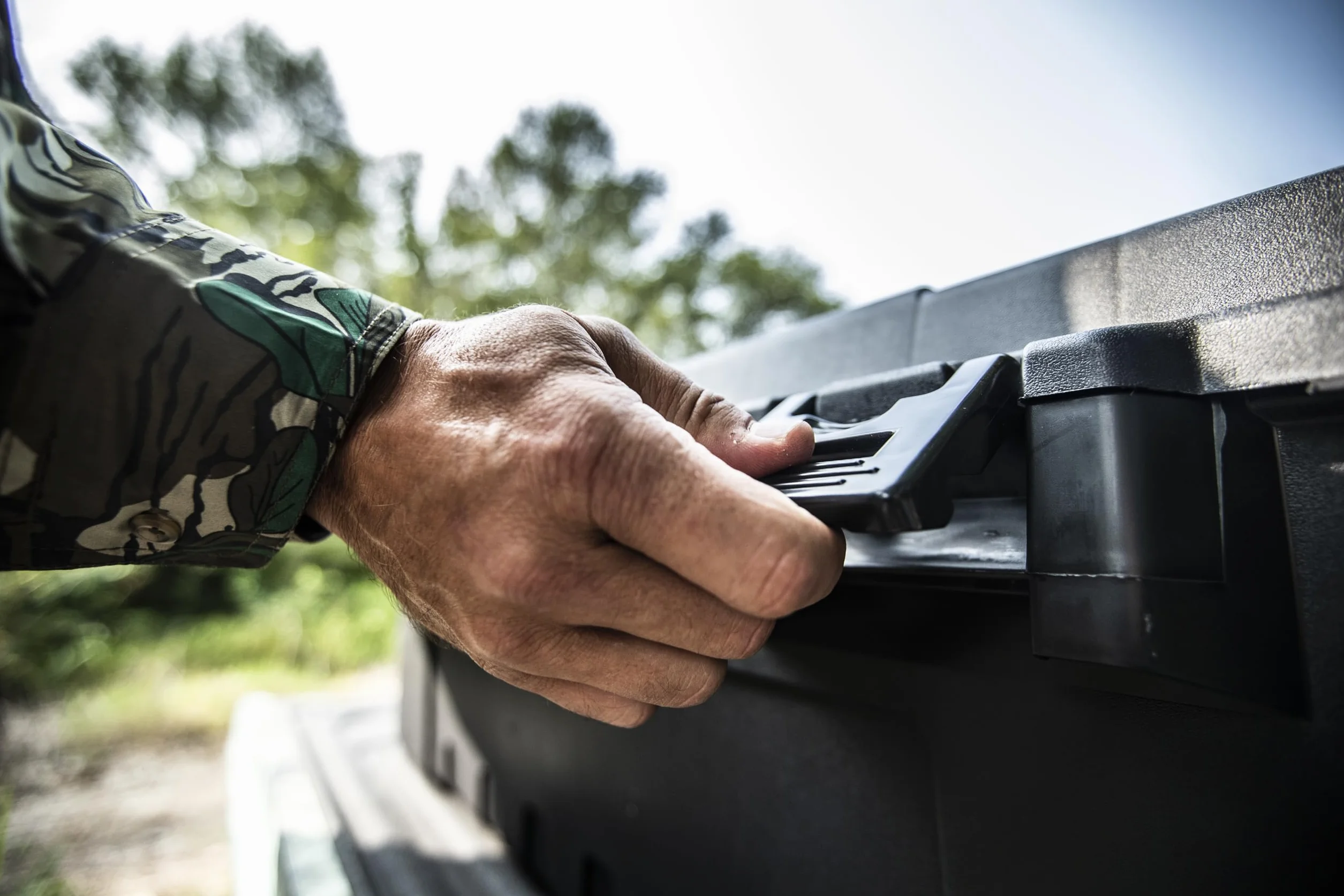 Plano Sportsman's Trunk,Grande 102ltr, Negro, Caja Almacenamiento Grado Militar con Tapa, Resistente, Grande, Camping y Ejército, óptimo para Caza, Paintball, Airsoft o Almacenamiento en Casa