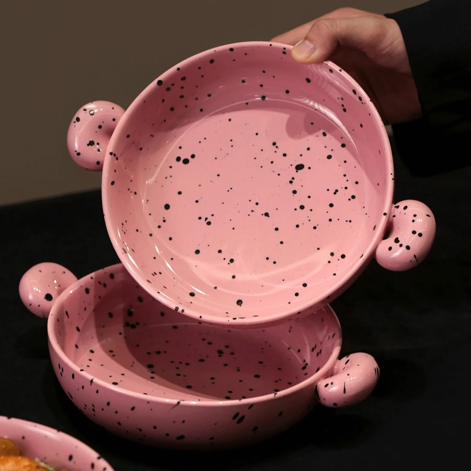 Fuente for hornear de cerámica con dos asas rosa y negra Bocadillos