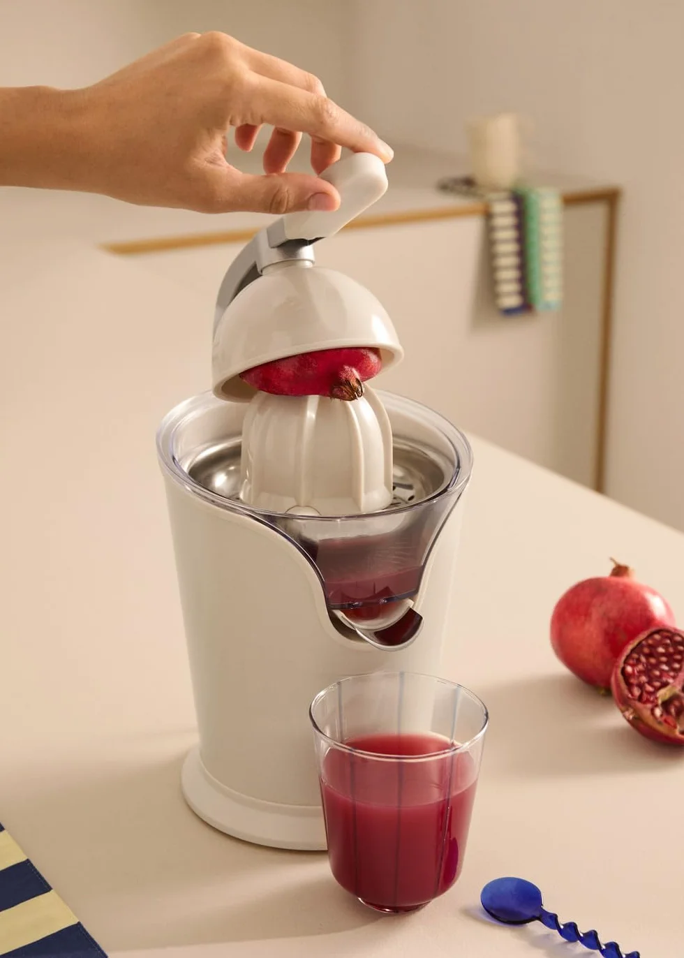 CREATE/JUICER PRESS/Exprimidor de cítricos eléctrico de palanca blanco roto/Sin salpicaduras. depósito 250ml. filtro de pulpa. sistema antigote. apto lavavajillas. 2 conos desontables. 100W