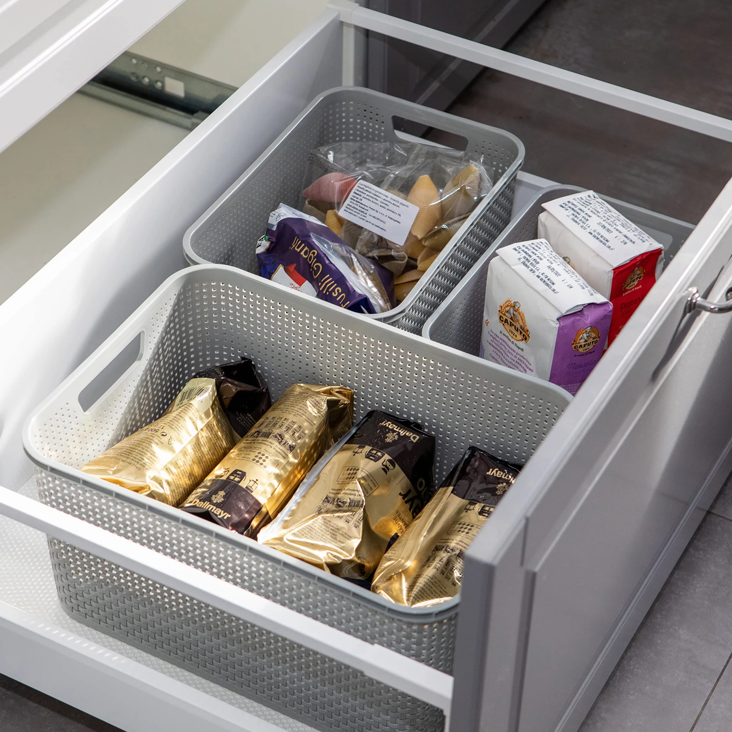BranQ - Home Essential Cesta universal y multifuncional en diseño de ratán, tamaño S 7 L, sin bisfenol A, plástico polipropileno, gris claro, 28,5 x 19,5 x 12,9 cm