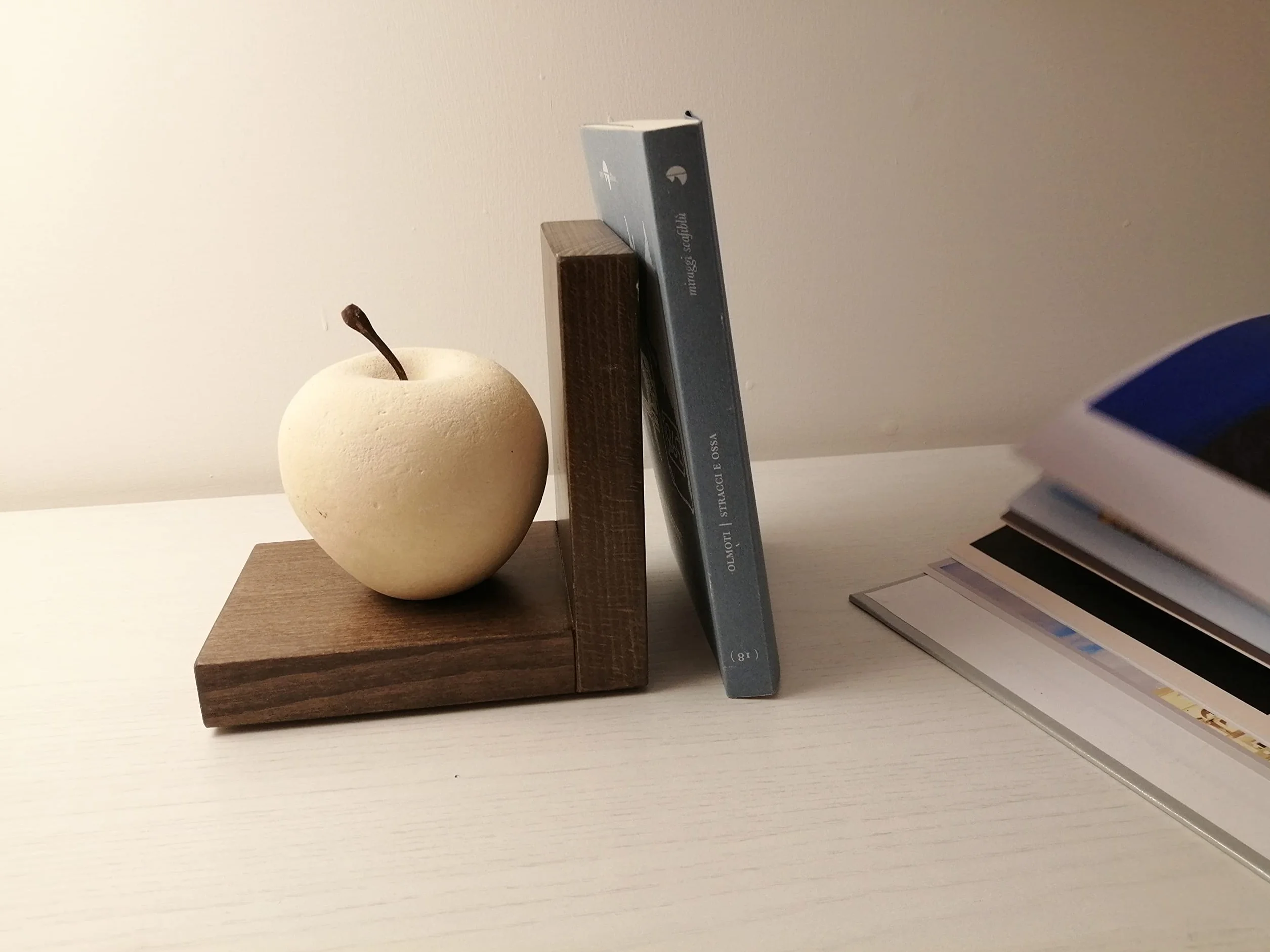 Sujetalibros Manzana. Escultura de Piedra sobre Base de Madera. Producto Hecho a Mano.Q027M