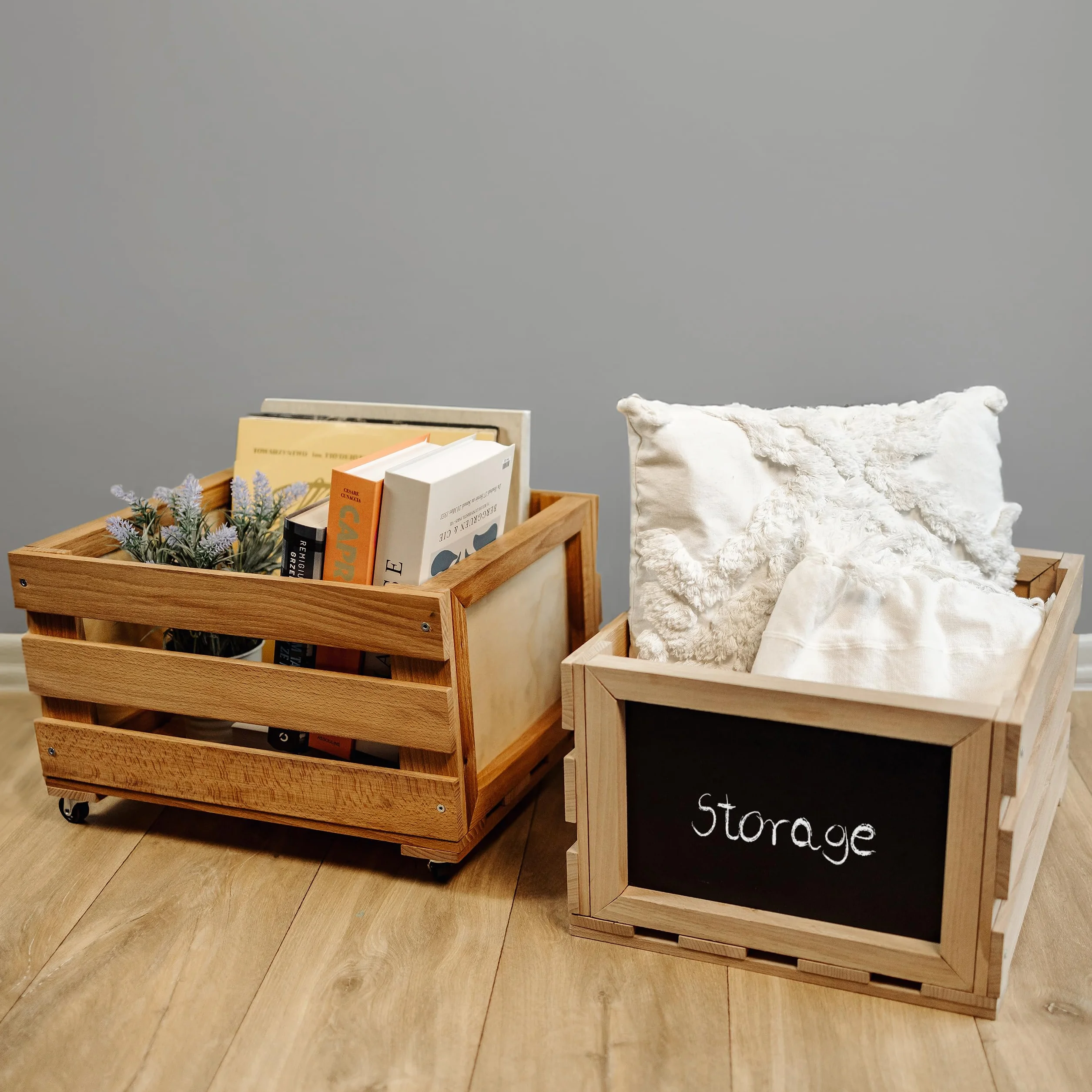 Creative DECO Caja de Madera para Discos de Vinilo con Pizarra | 80 discos | 46x36x29 cm (+/- 1 cm) | Mueble Soporte Cajón con Ruedas Porta Vinilos | Madera de Haya | Cesta para Fruta, Vino, Juguetes