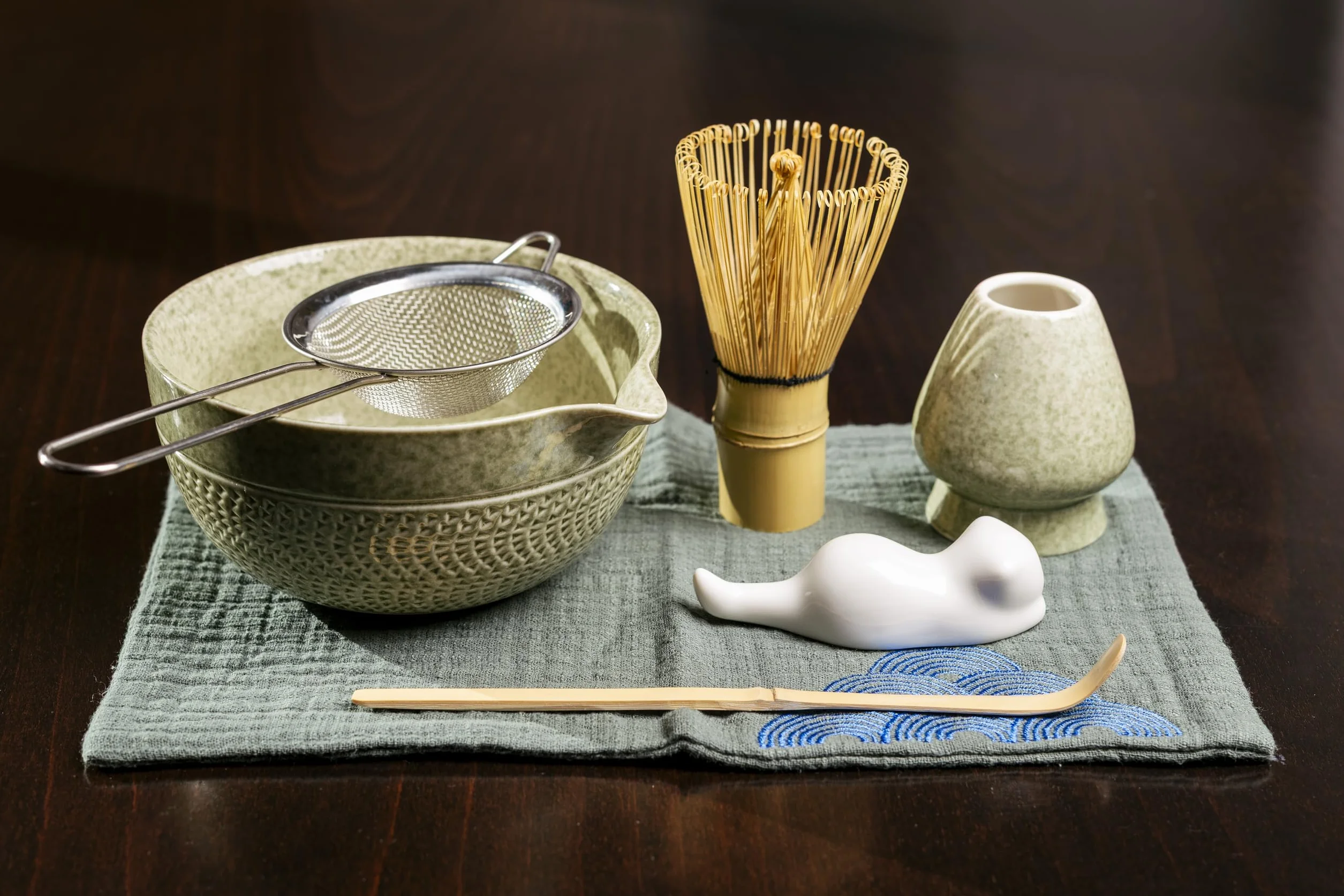 Kit Matcha Completo, Set Matcha Kit de Ceremonia de Te, Juego de Te de 7 piezas. Tazón de Cerámica y Batidor Premium de Bambu de Calidad, Ideal para Regalo. Bienestar y Harmonía.