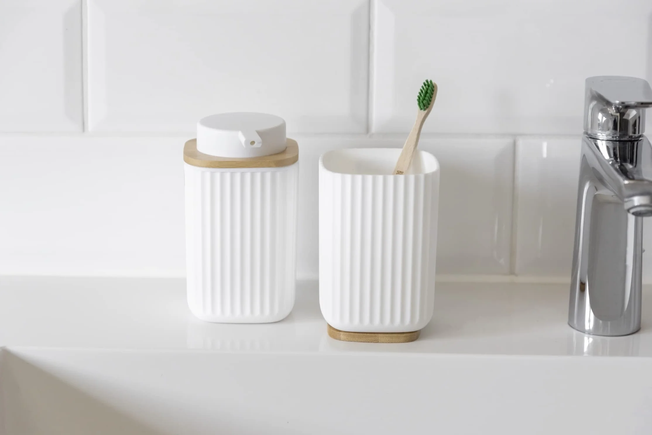 WENKO Vaso para el cepillo de dientes Rotello, portacepillos de plástico py base de bambú, para guardar utensilios, estructura acanalada de fácil sujeción, Ø 8,6 x 11,1 cm, blanco/natural