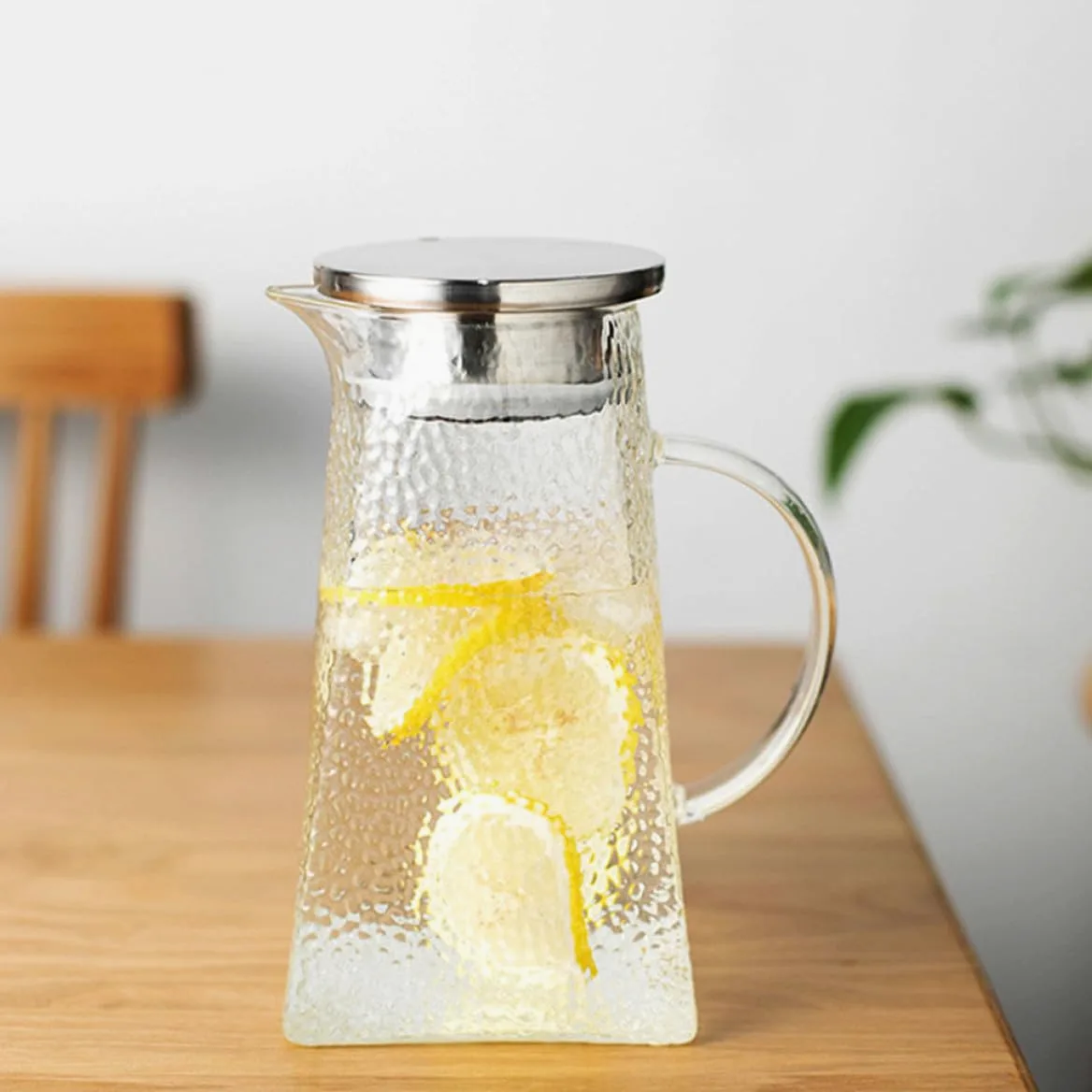 Tofficu Jarra de Agua Fría de Vidrio con Patrón Martillado, Capacidad 1.8l, Base Cuadrada, Apta para Hogar y Restaurante, Adecuado para Té Helado, Jugos y Bebidas Frías