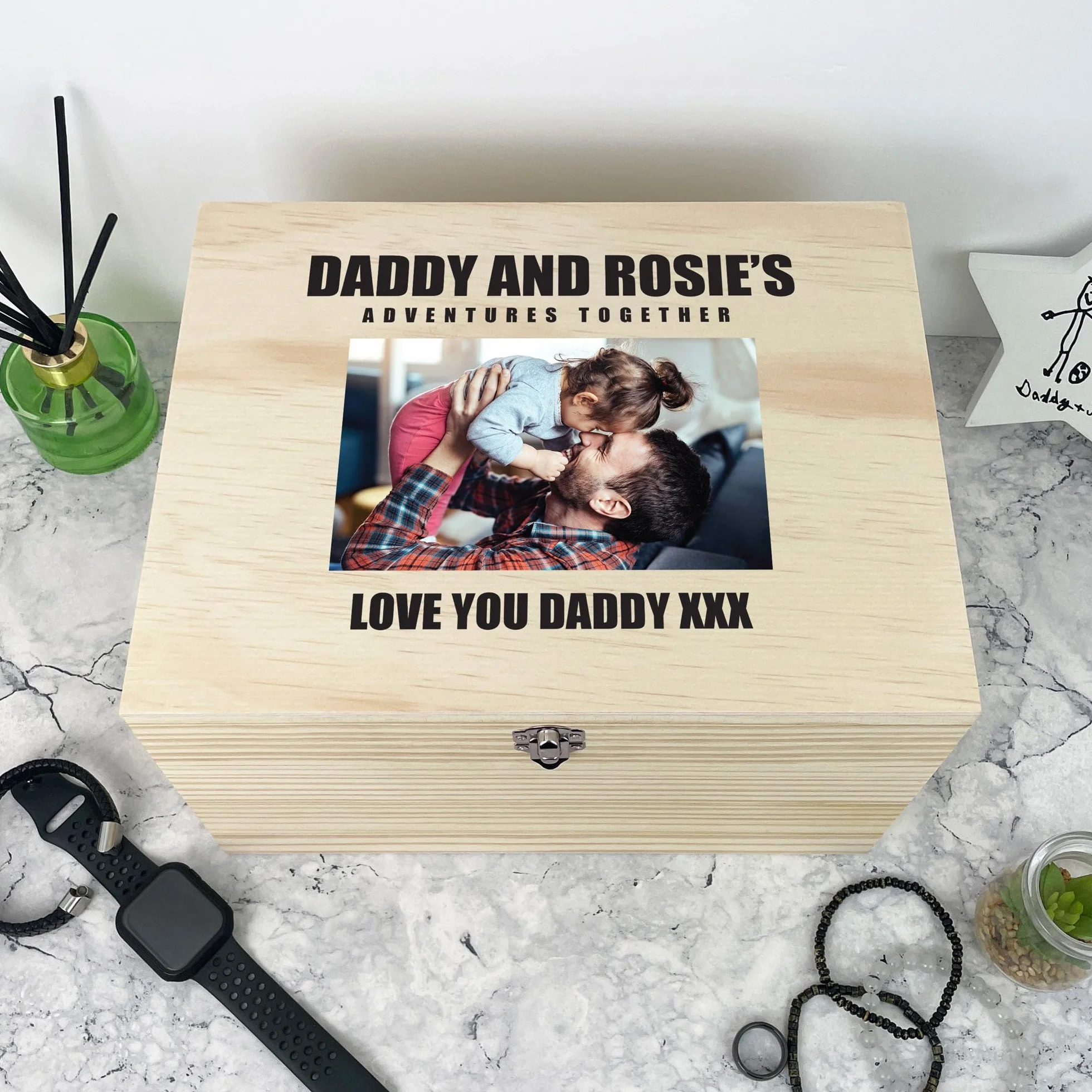 Caja de recuerdos personalizable con texto en inglés "Pino personalizable", regalo del día del padre, caja de recuerdos de madera personalizada, carga tu propia foto, bisagras y cierre de metal, 26 cm