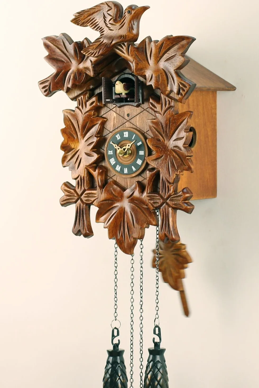 Reloj de cuco de madera con mecanismo de cuarzo que funciona con pilas y con sonido de cuco y mecanismo musical de Eble, diseño de hojas 30 cm
