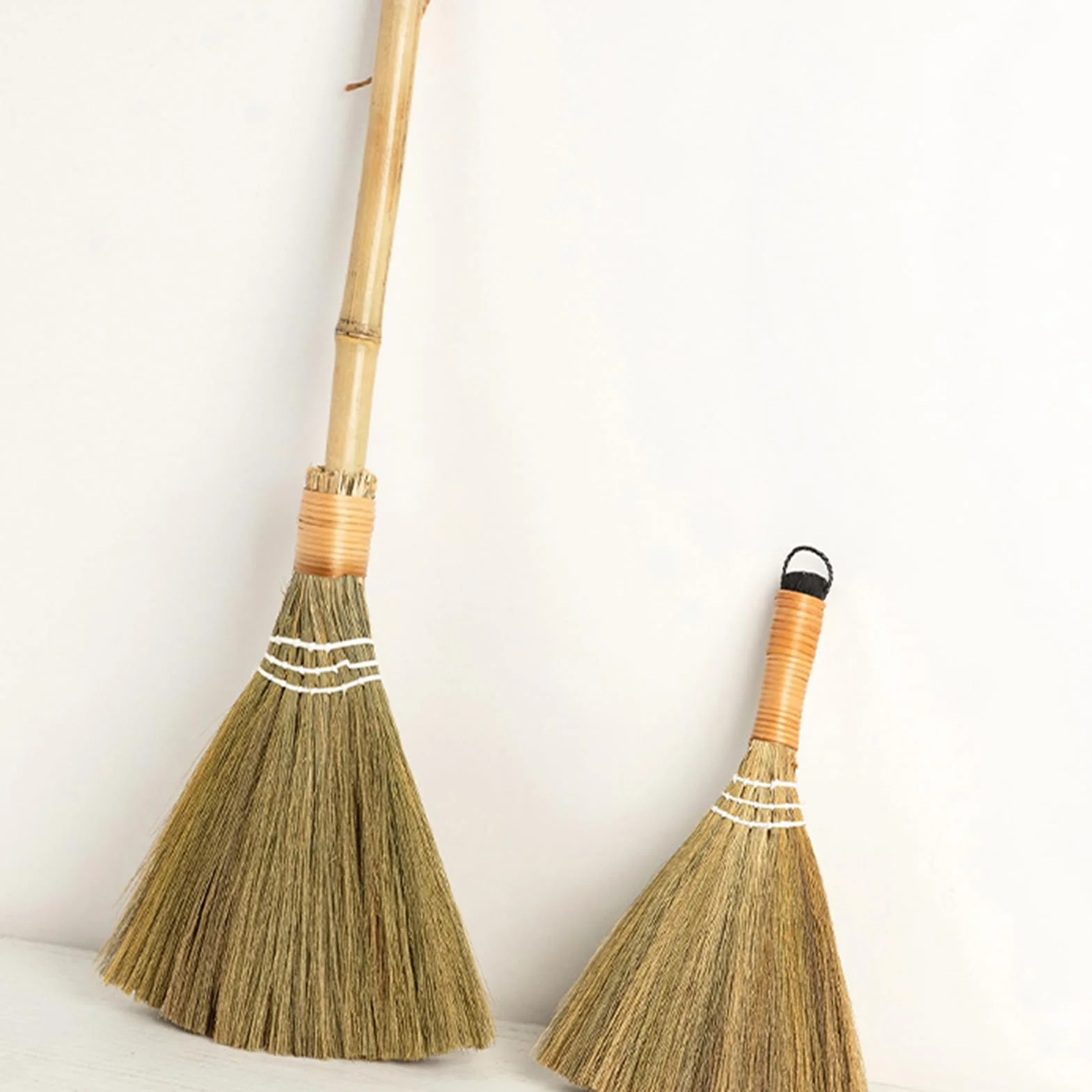 1 escoba de paja de arroz, mini escoba de jardín, hecha a mano, de bambú natural, escoba de paja vietnamita, cepillo para el polvo, limpiador para muebles del hogar, coche (pequeño)