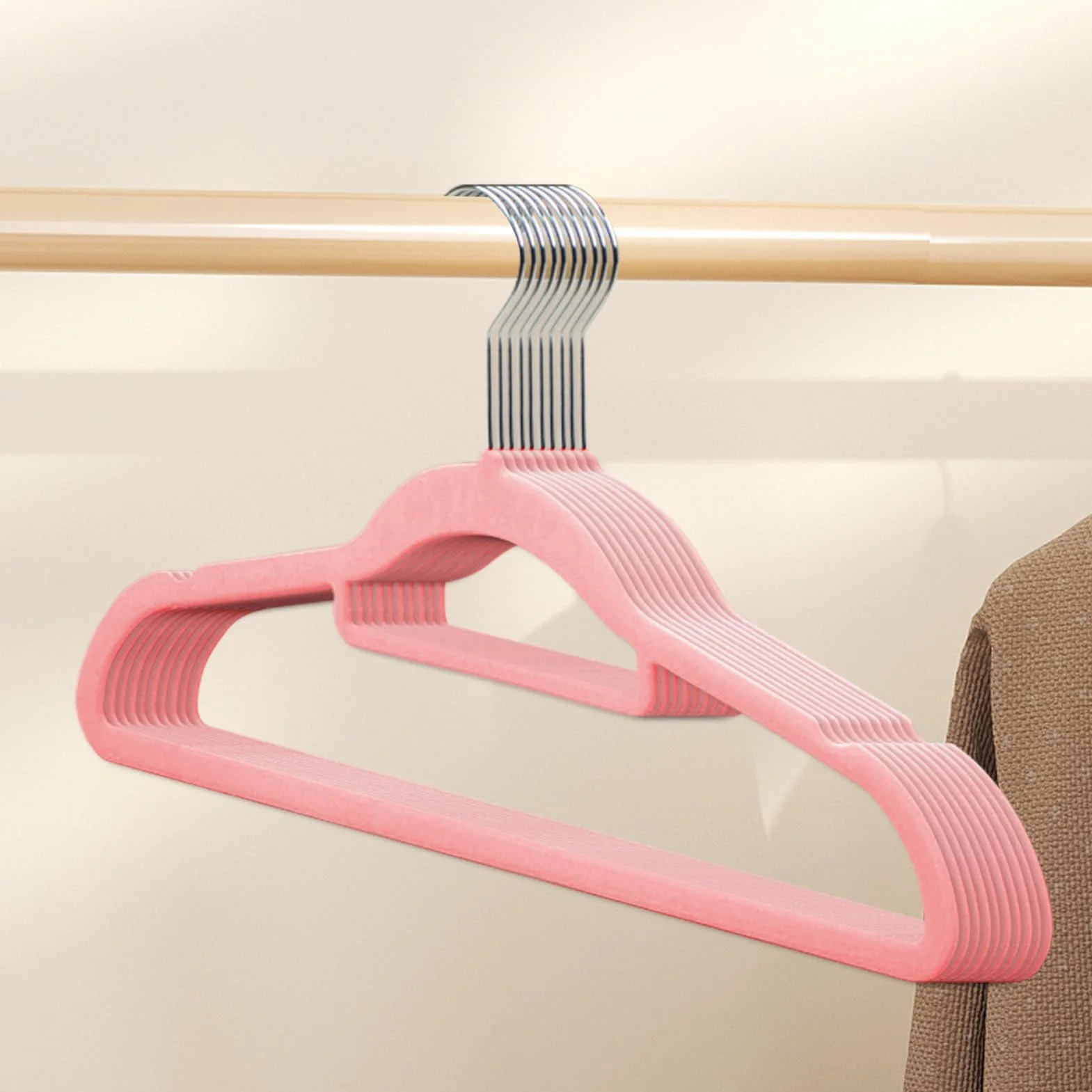 Perchas antideslizantes de terciopelo resistente para ropa pesada, giro que ahorra espacio, sin rastro, paquete de 10 unidades para armario, lavandería y habitación de estudiantes