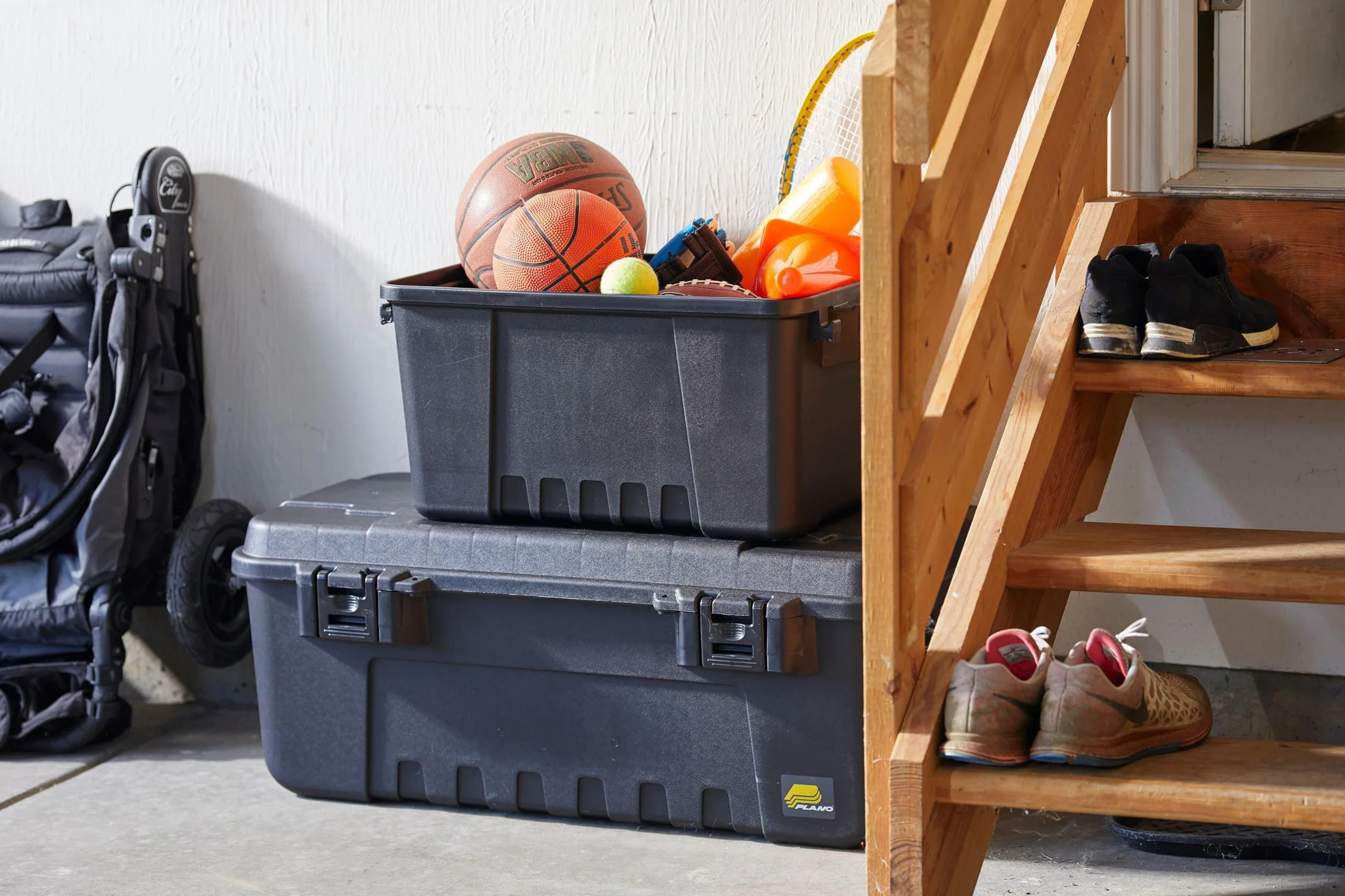 Plano Sportsman's Trunk,Grande 102ltr, Negro, Caja Almacenamiento Grado Militar con Tapa, Resistente, Grande, Camping y Ejército, óptimo para Caza, Paintball, Airsoft o Almacenamiento en Casa