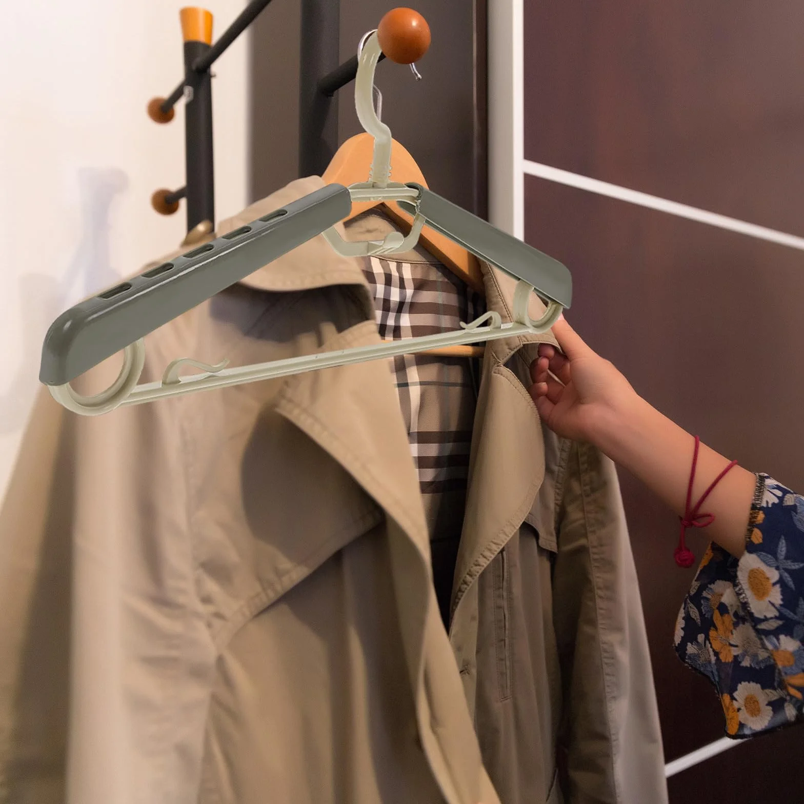 Garneck 10 Perchas Ajustables para Ropa Diseño Ergonómico y Estructura Resistente de Abs, Extra Anchas y Expandibles para Optimizar el Almacenamiento el Armario