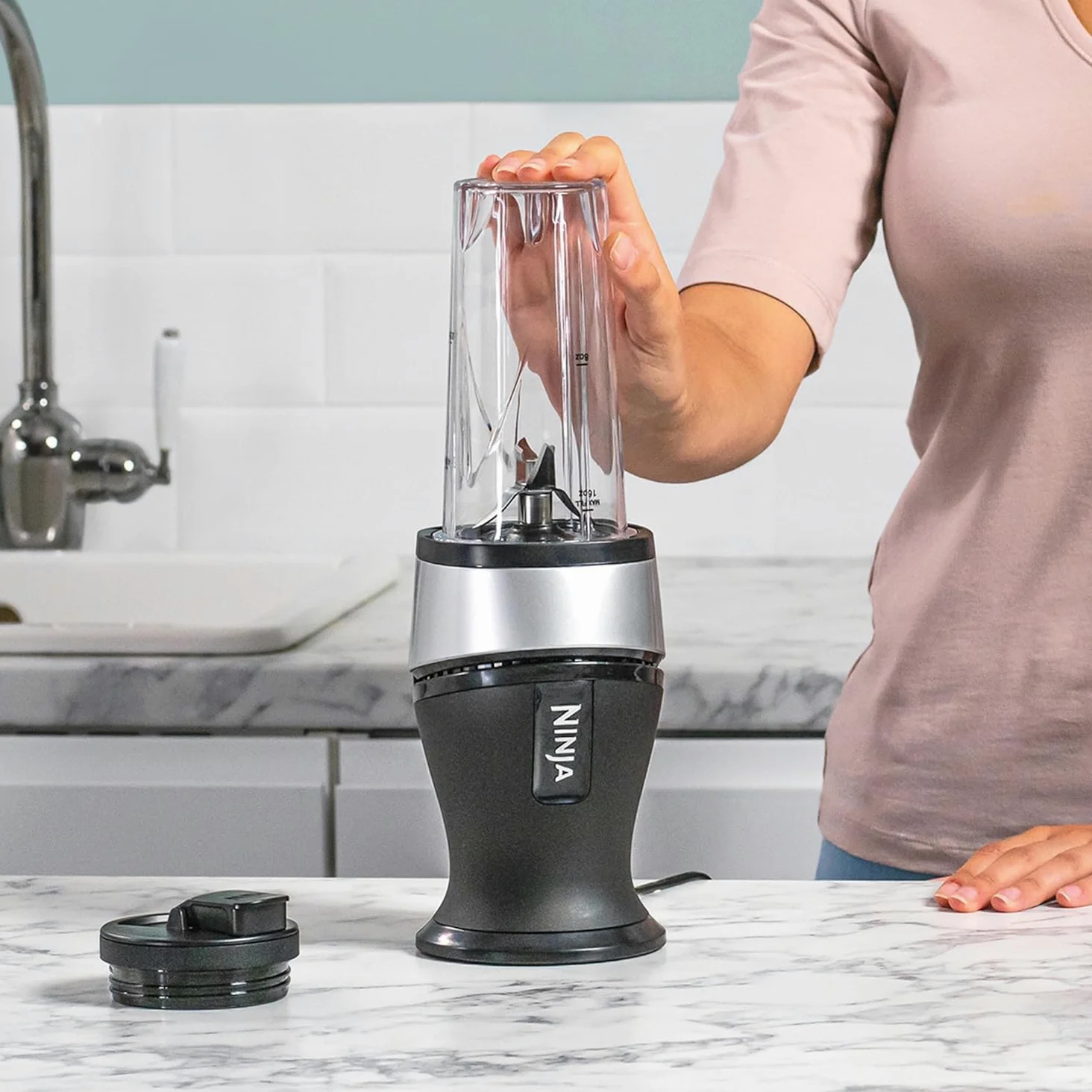 Ninja Batidora delgada de 700 W y batidora, 2 vasos de 470 ml con tapas de boquilla, licuadora personal, hielo triturado y fruta congelada, plata/negro QB3001UKS