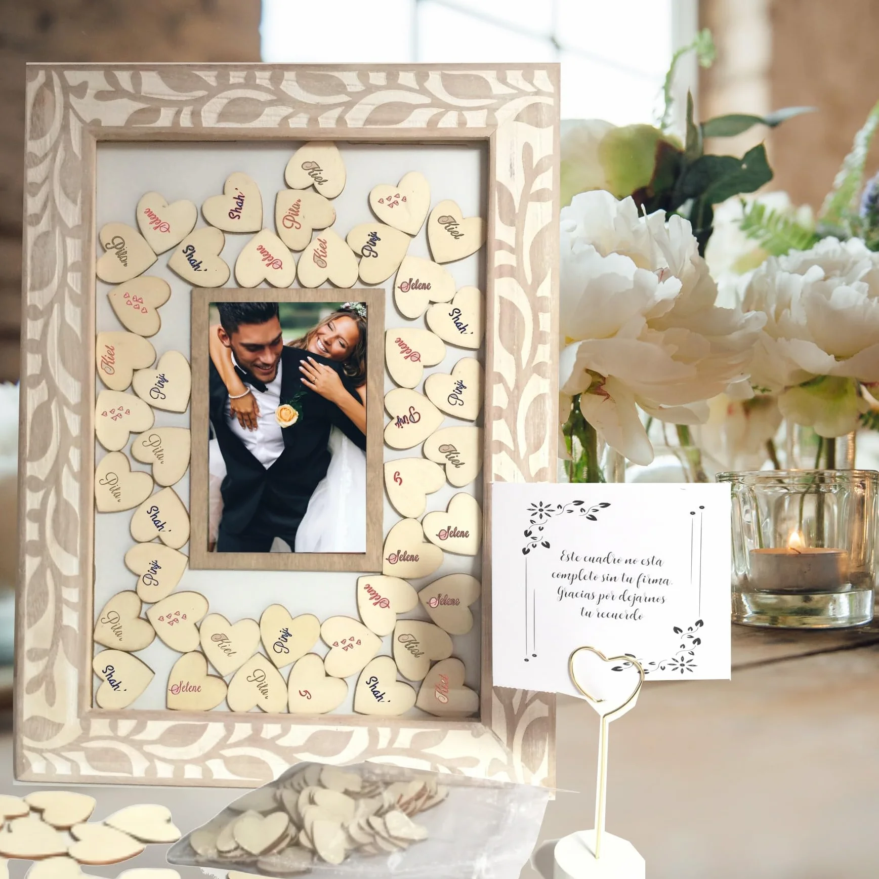 Cuadro de Firmas con 80 Corazones de Madera – Libro de Firmas Personalizado para Bodas, Aniversarios, 18 Años o Graduación – Marco Decorativo Rústico con Soporte Incluido
