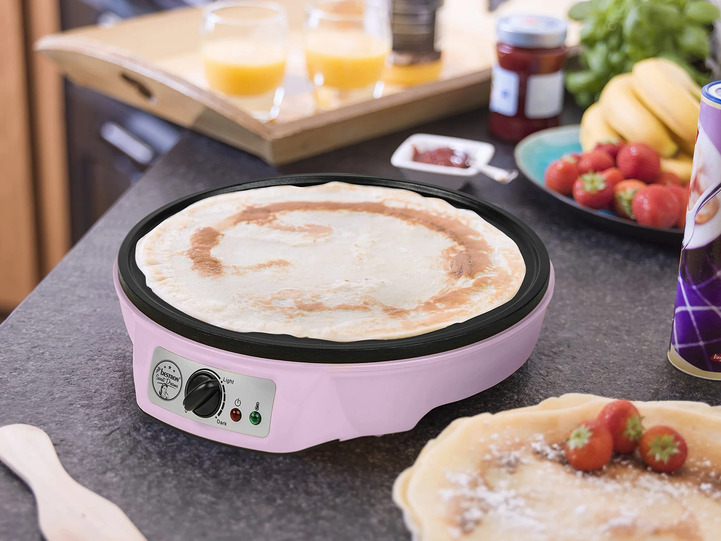 Bestron Crepera de diseño retro, Crepera electrica para crepes de Ø 30 cm, incl. esparcidor de masa y volteador de crepes, con revestimiento antiadherente, 1000 vatios, color: rosa