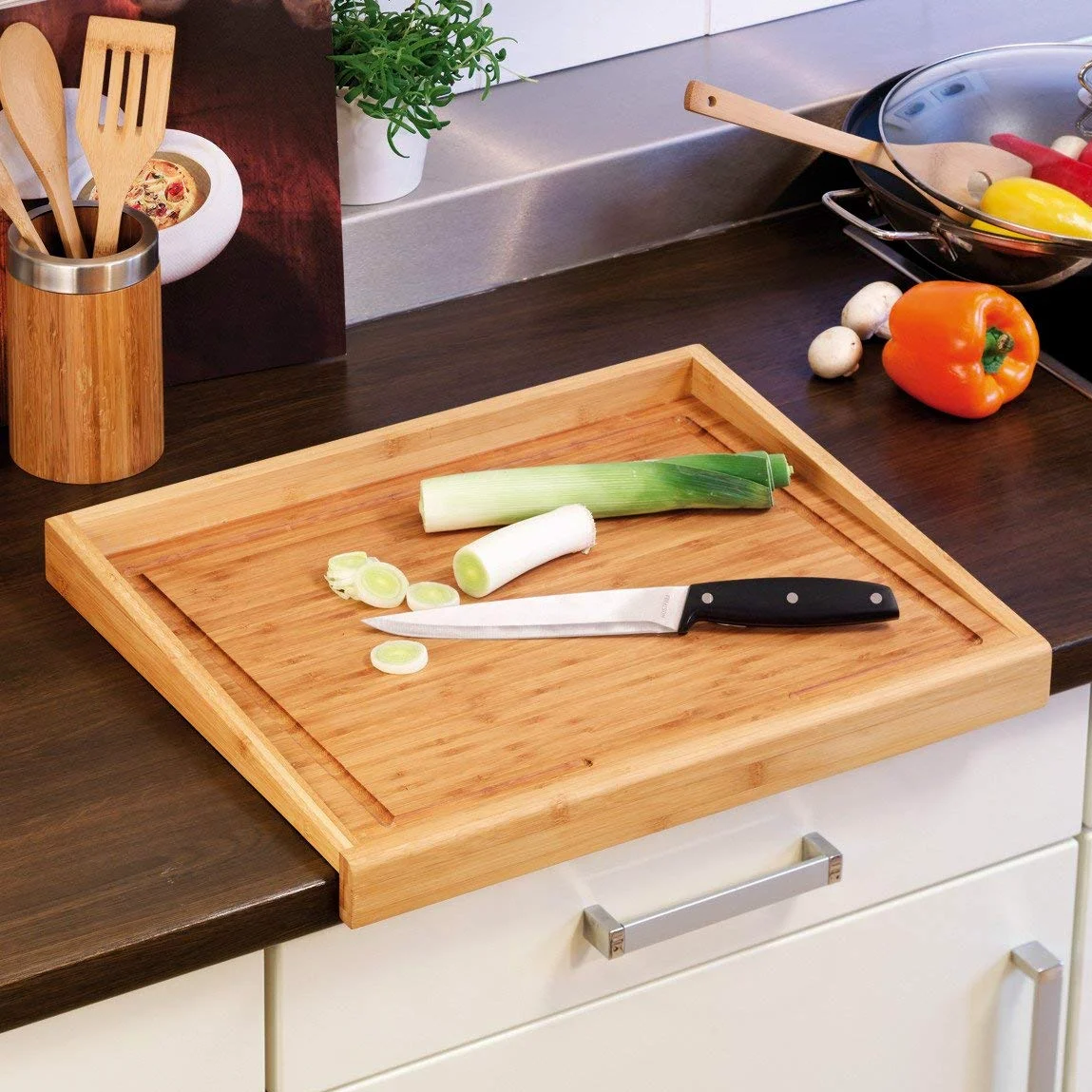 Zeller 25320 - Tabla de Cortar con surco y Bordes, 50 x 40 x 4.5 centímetros, Madera de bambú