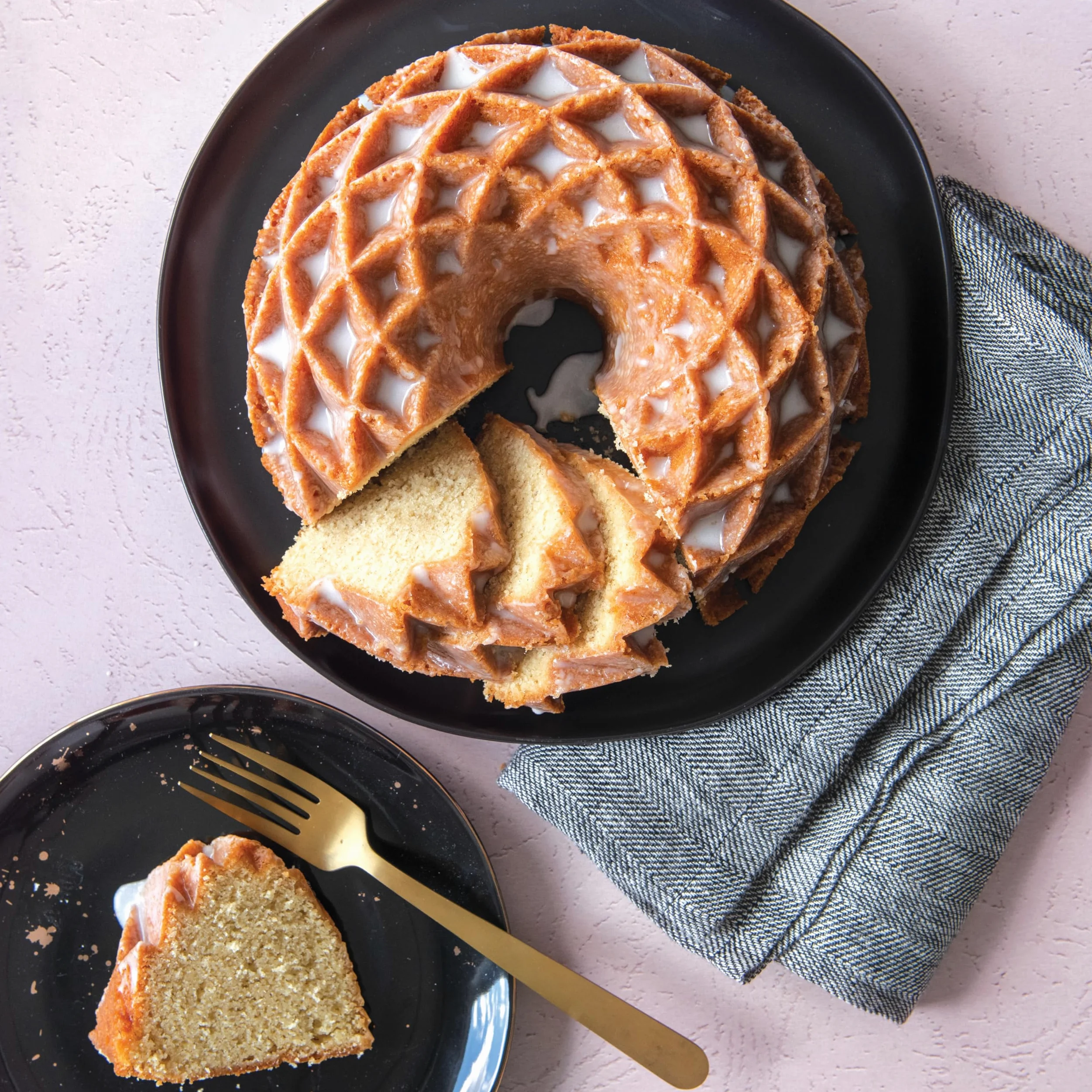 Nordic Ware Jubilee Bundt - Molde de aluminio fundido, molde para tartas con patrón geométrico, hecho en los Estados Unidos, color: dorado