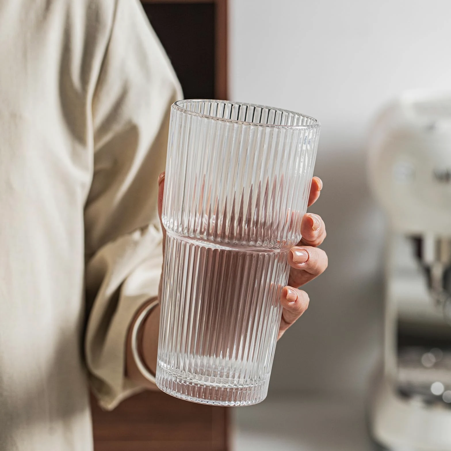 INSETLAN Juego de 4 vasos de vidrio acanalado de 20 onzas, vasos de gran capacidad para café helado, agua, jugo y cócteles, elegante cristalería moderna para uso diario y ocasiones especiales | Tazas para café helado, agua, jugo y cócteles - Elegante cris