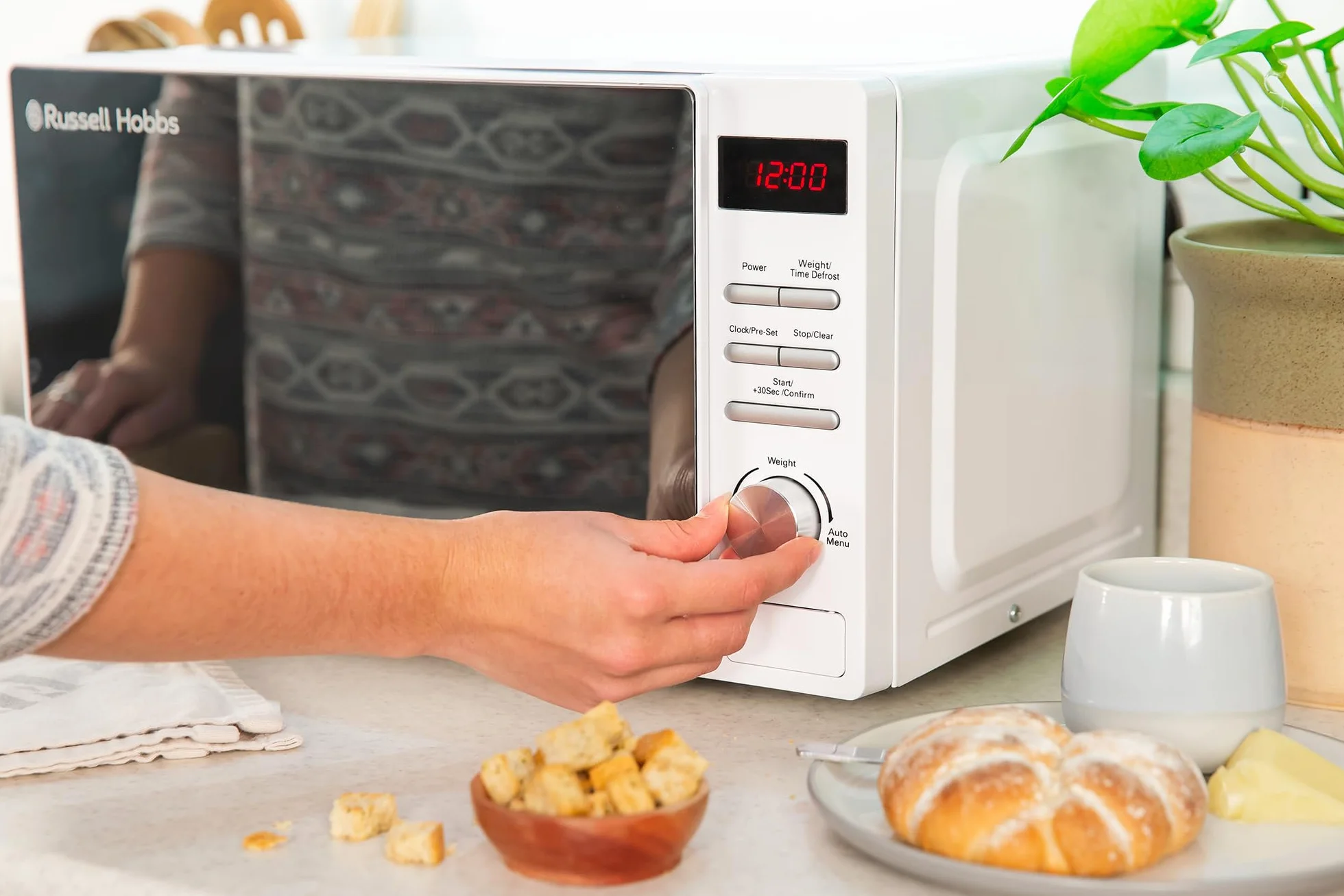Russell Hobbs RHM2079A - Microondas digital básico, 20 l y 800 W, 5 niveles de potencia, descongelación automática, 8 menús de cocinado automático, reloj y temporizador, fácil de limpiar, blanco