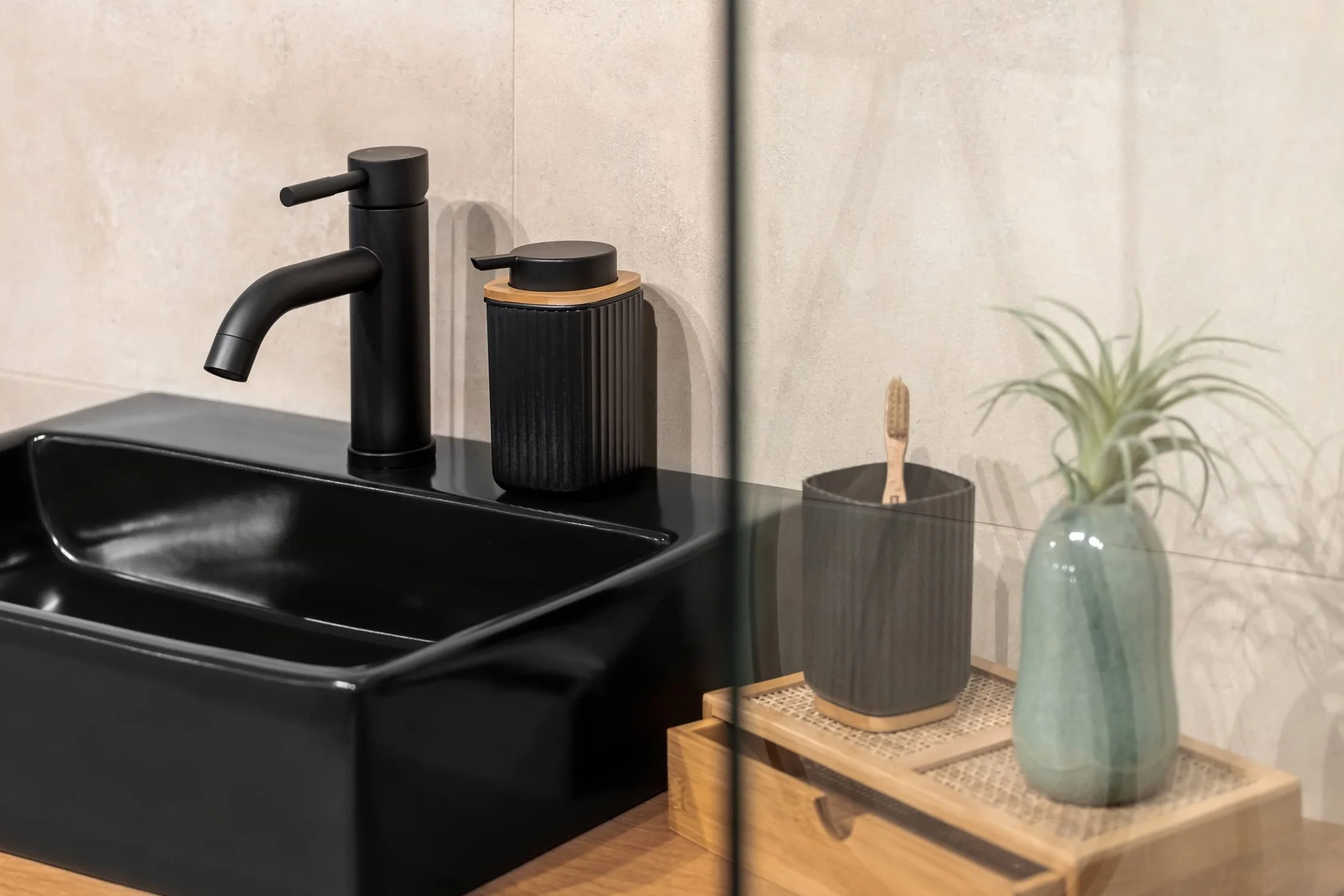 WENKO Vaso para cepillo de dientes Rotello, de plástico, para cepillos de dientes, y base de bambú, para guardar utensilios, con estructura acanalada de fácil sujeción, Ø 8,6 x 11,1 cm, negro/natural