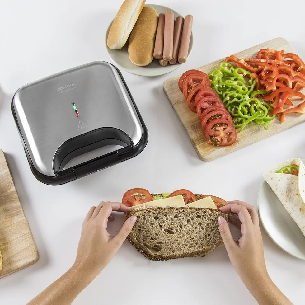 Cecotec Sandwichera con Revestimiento Antiadherente Rock’nToast Square. 750 W, Revestimiento de Piedra, Capacidad para 2 Sándwiches y Superficie Grill, Asa Tacto Frío, Recogecables