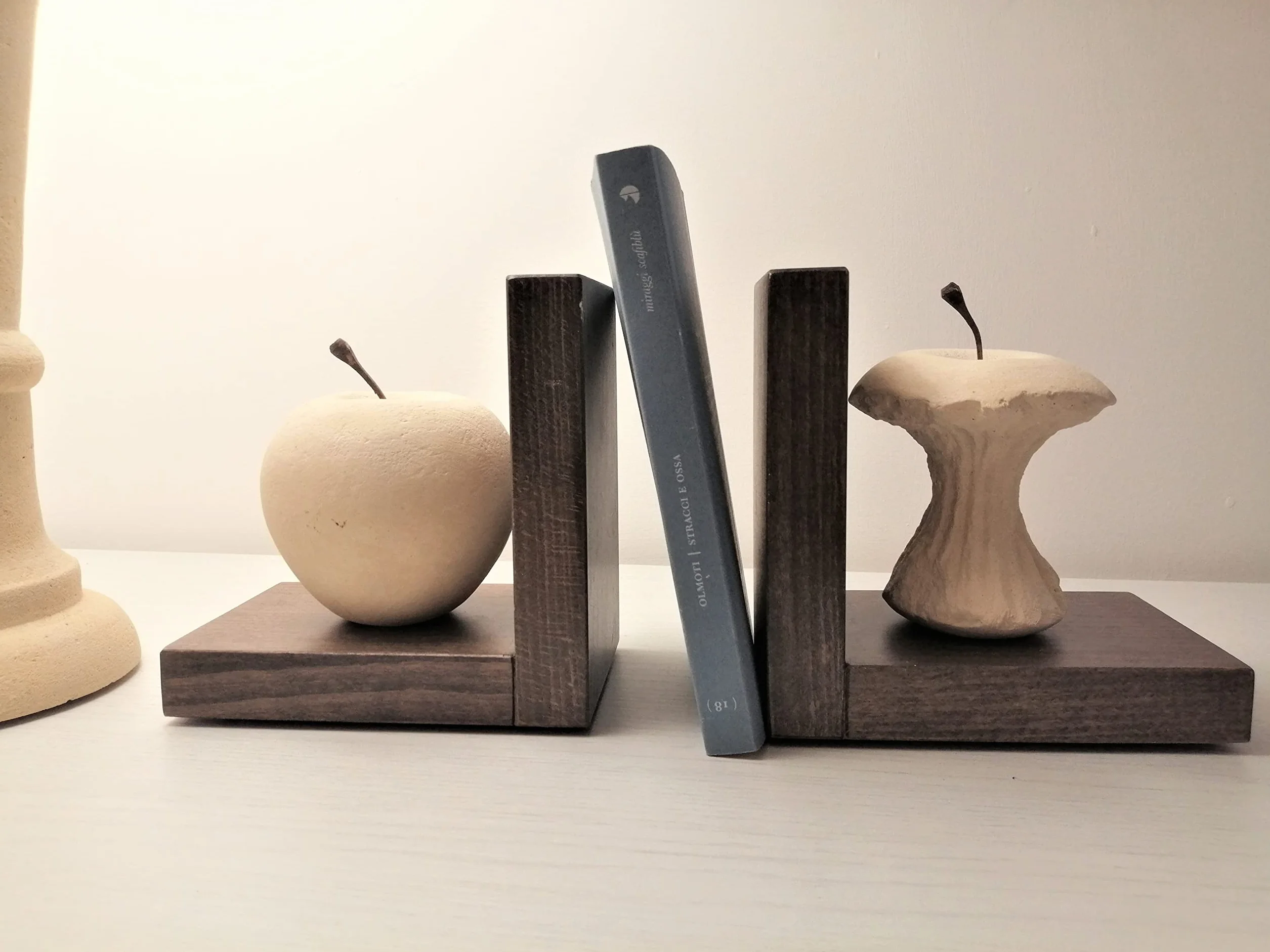Sujetalibros Manzana. Escultura de Piedra sobre Base de Madera. Producto Hecho a Mano.Q027M