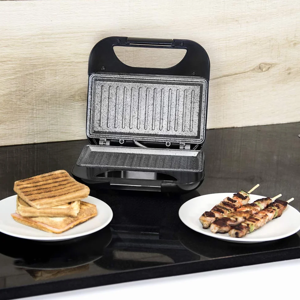 Cecotec Sandwichera con Revestimiento Antiadherente Rock’nToast Square. 750 W, Revestimiento de Piedra, Capacidad para 2 Sándwiches y Superficie Grill, Asa Tacto Frío, Recogecables