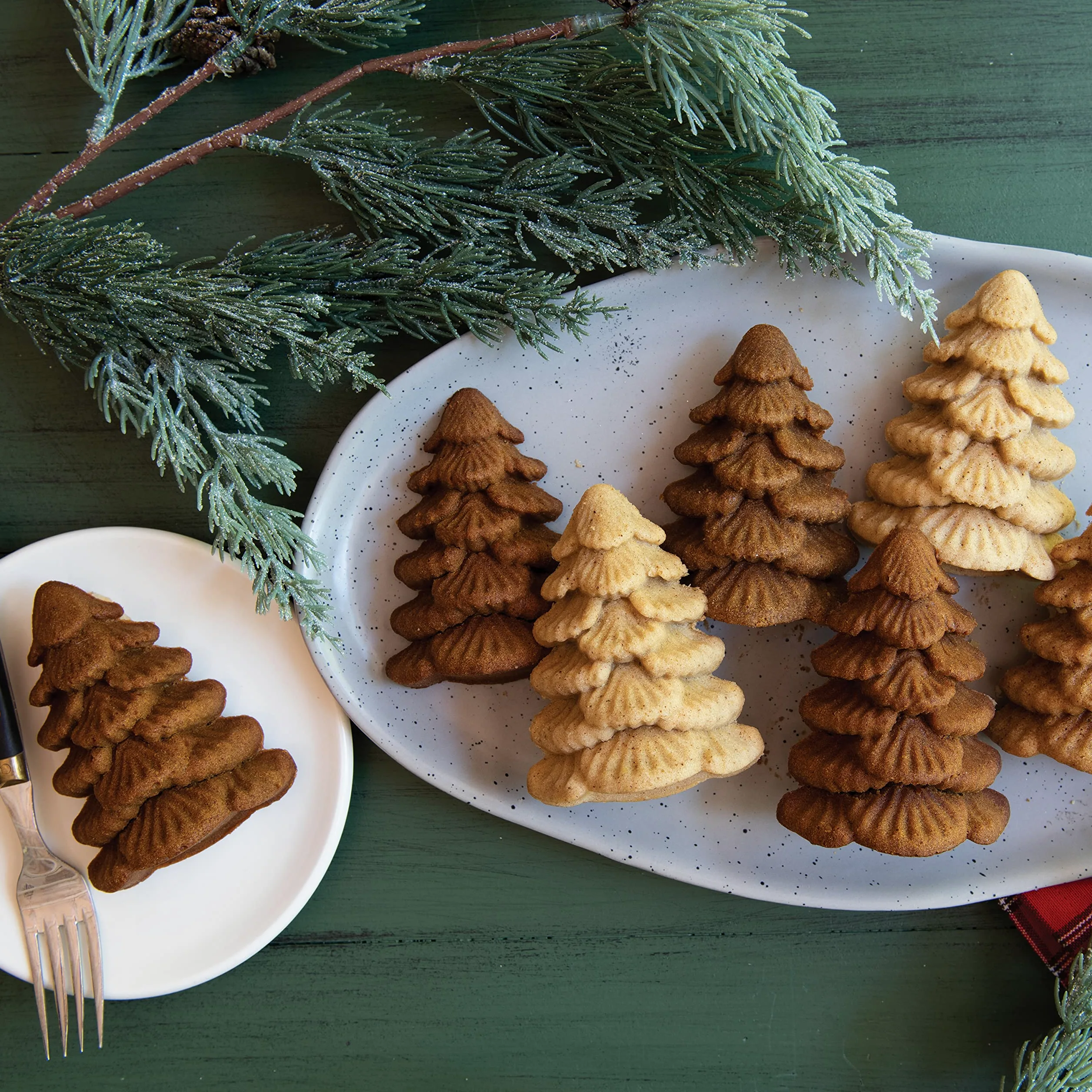 Nordic Ware Evergreen - Molde para tartas de Navidad, molde de aluminio fundido, bandeja para magdalenas para mini pasteles, fabricado en Estados Unidos, color plateado