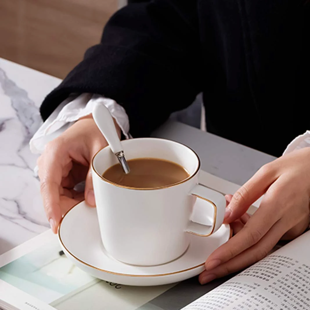 Juego de tazas de café de porcelana mate con platillos, de lujo nórdico, borde dorado, taza de té de la tarde, taza de café con capuchino (250 ml, 2 tazas y 2 platillos)