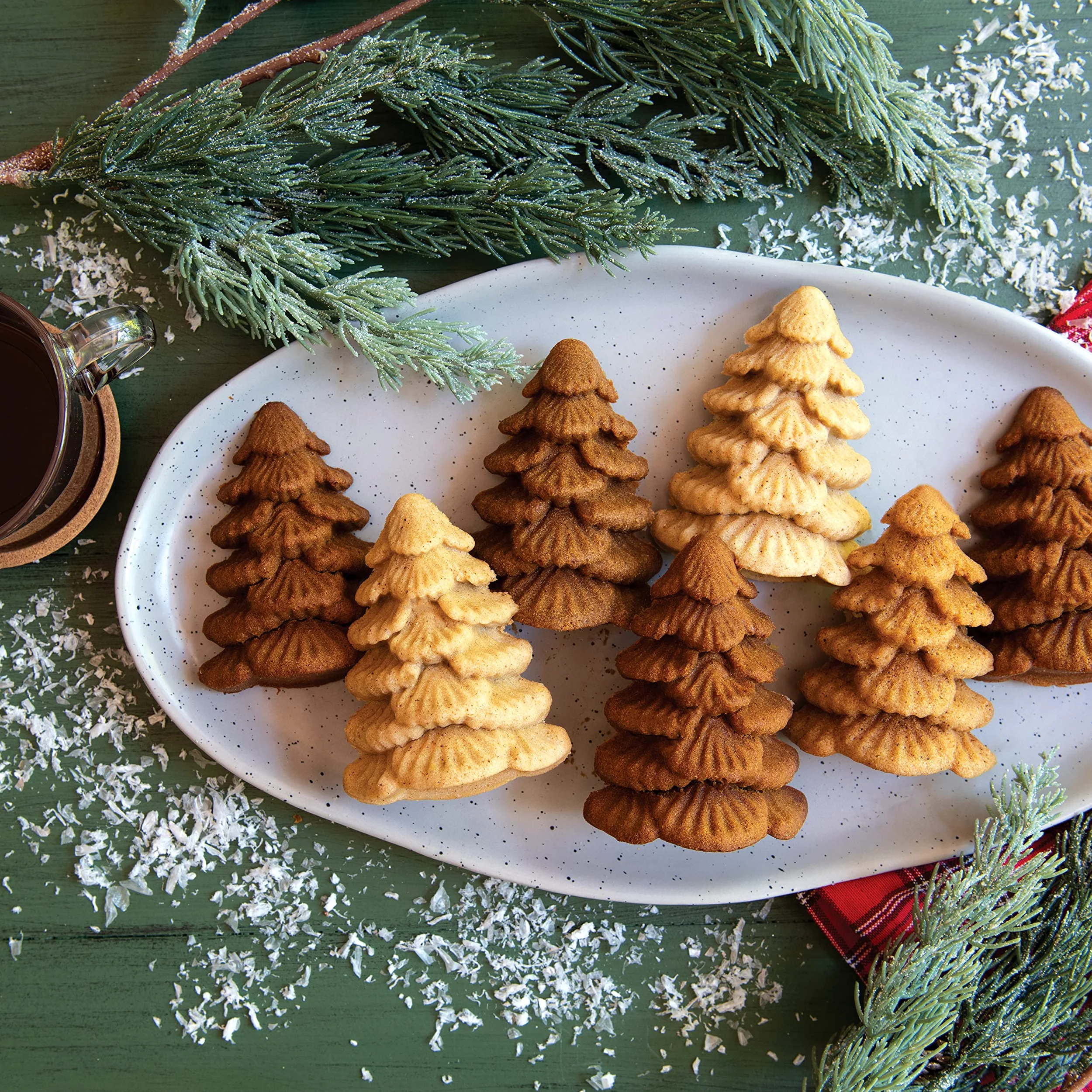 Nordic Ware Evergreen - Molde para tartas de Navidad, molde de aluminio fundido, bandeja para magdalenas para mini pasteles, fabricado en Estados Unidos, color plateado