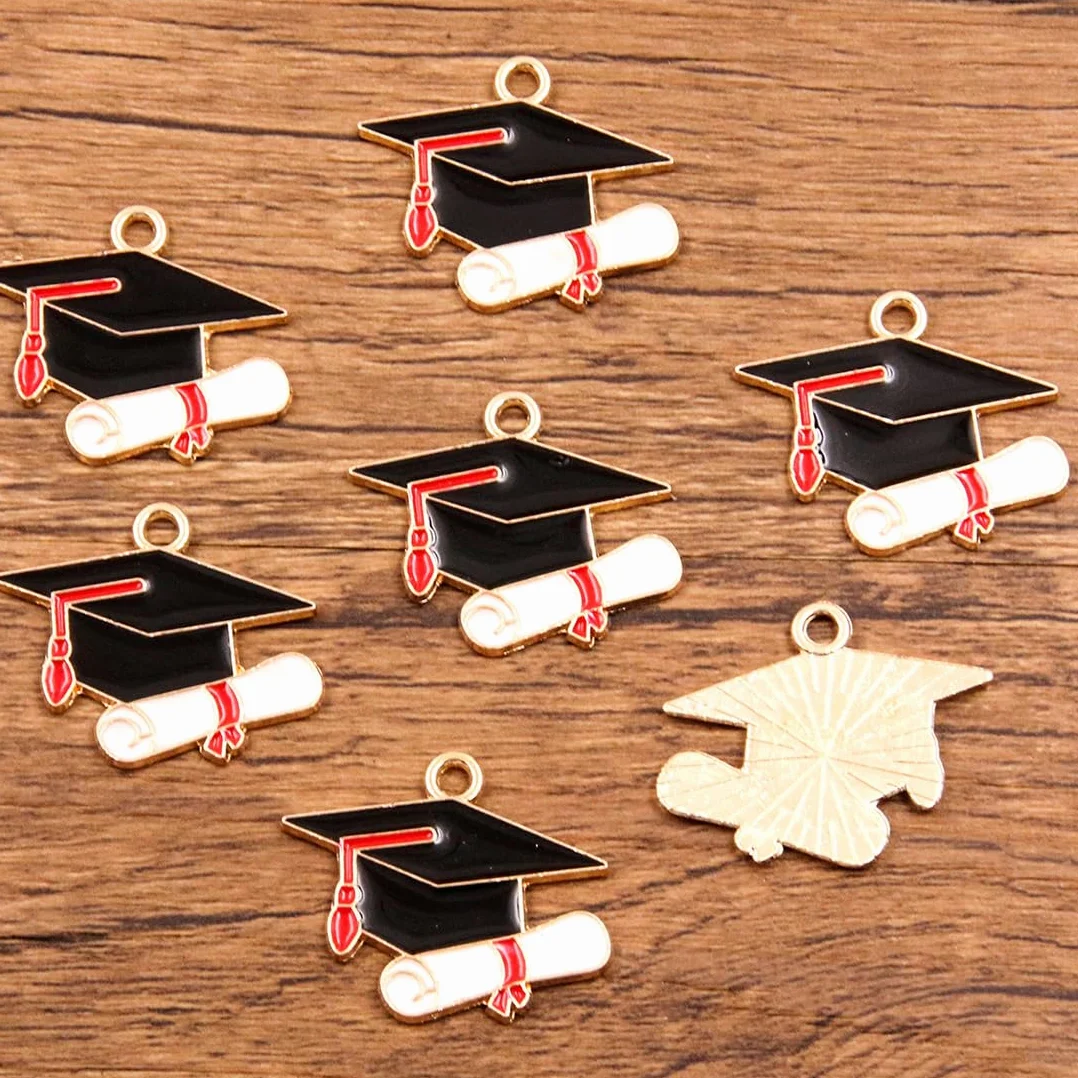 50 colgantes con dijes para fiestas de graduación, color rojo, birrete de graduación y birrete de doctorado.