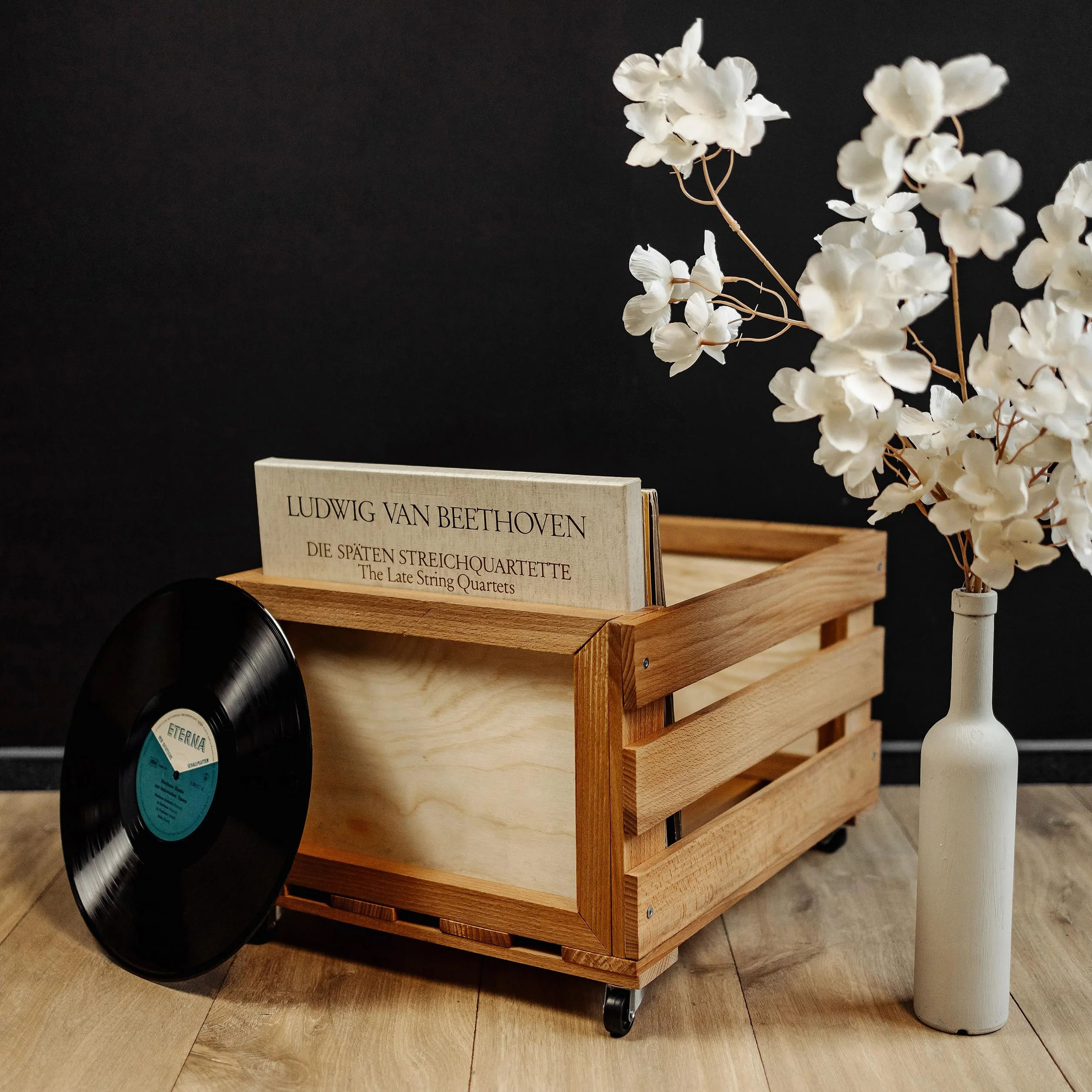 Creative DECO Caja de Madera para Discos de Vinilo con Pizarra | 80 discos | 46x36x29 cm (+/- 1 cm) | Mueble Soporte Cajón con Ruedas Porta Vinilos | Madera de Haya | Cesta para Fruta, Vino, Juguetes