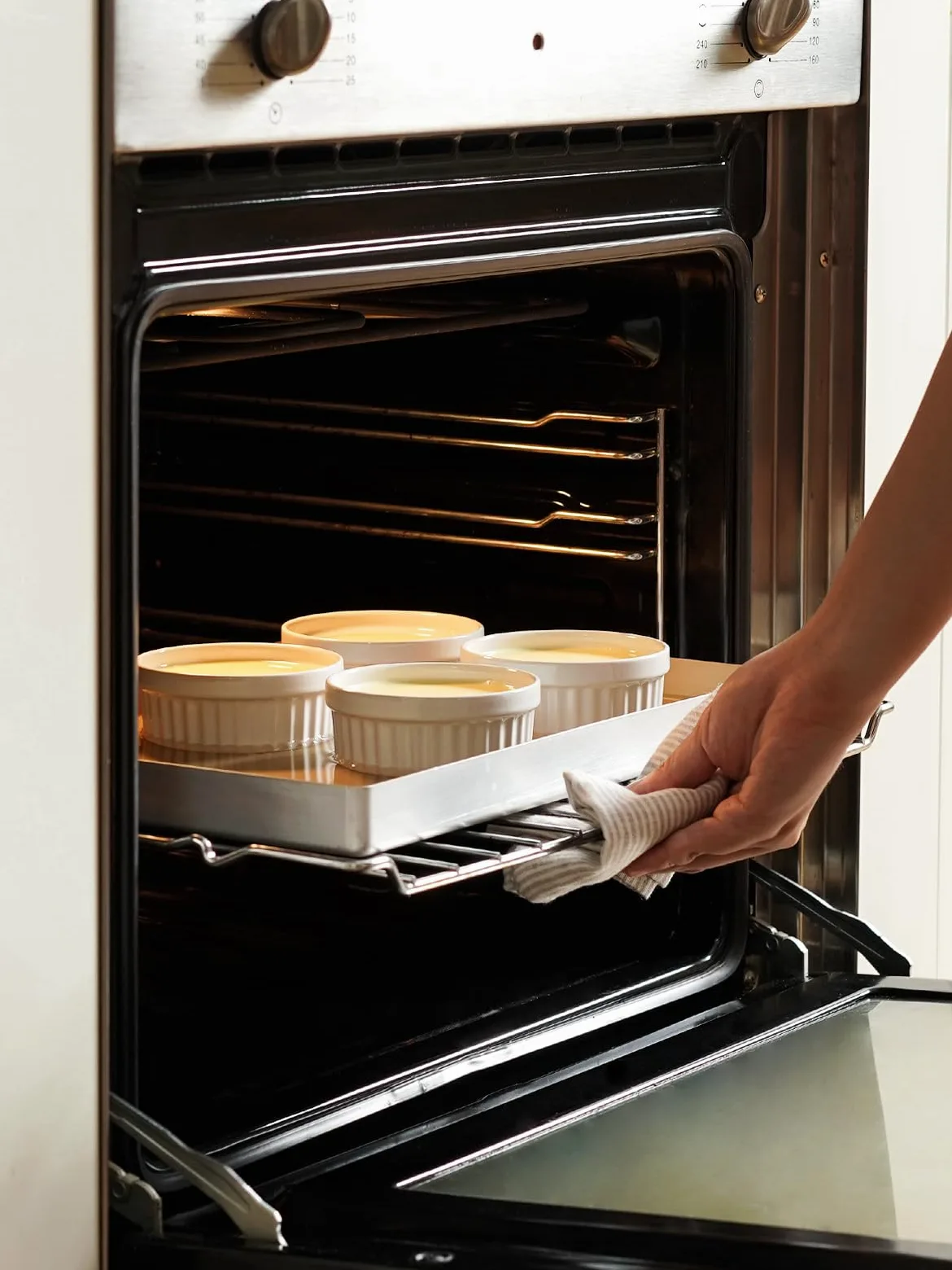LE TAUCI 6 X 120ml Ramekines, Moldes para soufflé, Tazones de Cerámica Apilables para Air Fryer, Hornear, Pudding, Servir Dip, Custard, Ice Cream, Set de 6, Blanco