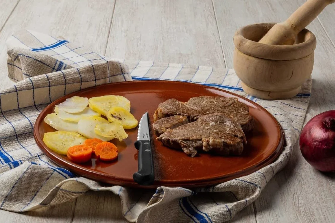 Arcos Cuchillos de Mesa - Caja de 12 uds Cuchillo Chuletero Cuchillo de Mesa - Hoja de Acero Inoxidable NITRUM 110 mm - Mango de Nylon - Color Negro (12 uds)