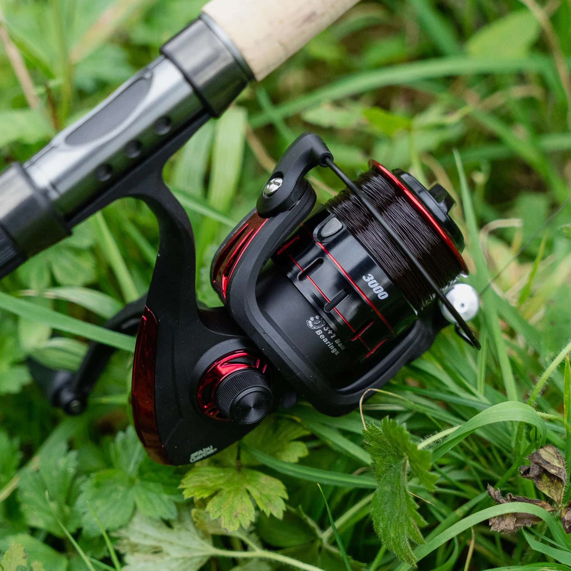 Abu Garcia Cardinal X - Carrete Giratorio Completo, Carrete de Agua Dulce para Pesca de señuelo depredador, Trucha, Perca, Lucio, salmón, Robusto y Ligero, Aluminio Negro y Rojo, Varios tamaños