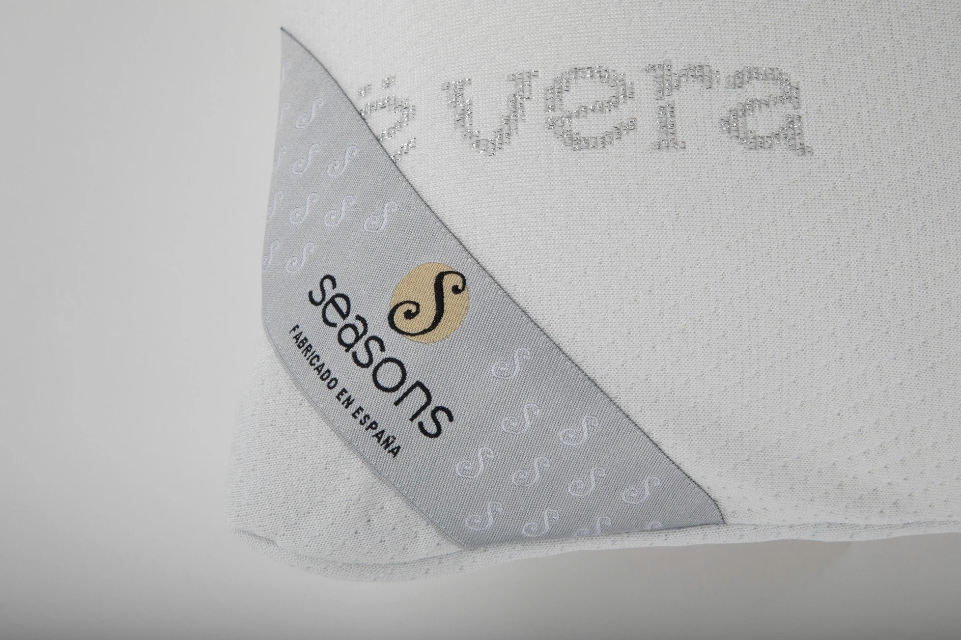 SEASONS - Almohada Viscoelástica Transpirable, 105 cm, Perforada, Antiácaros, Tejido con Aloe Vera con Hilo de Plata, Doble Funda, Tratamiento con Limpieza de Ozono, Fabricado en España