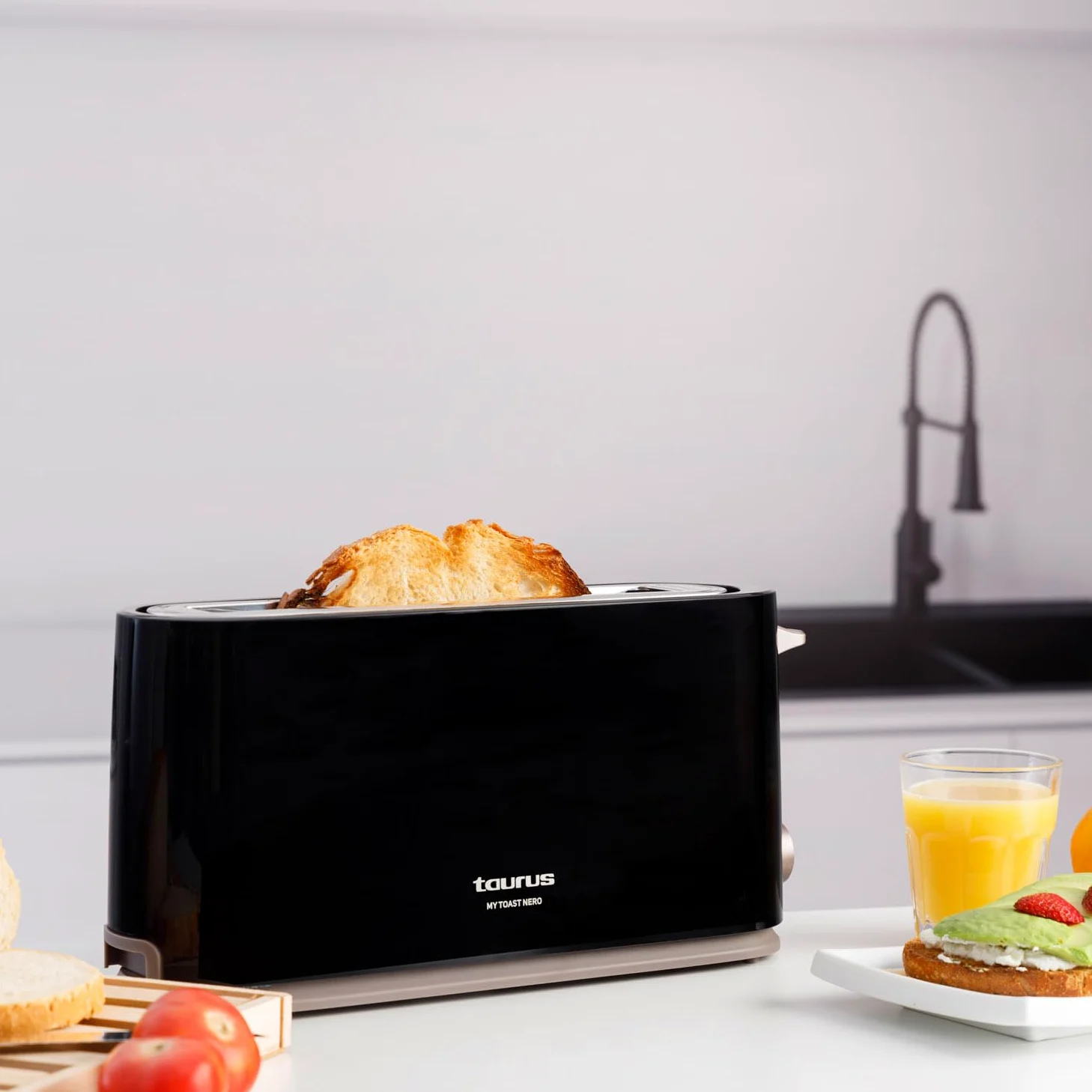 Taurus - Tostadora Mytoast Nero 1000W | 7 Niveles de Tostado | Ranura 260 mm | Sistema Autocentrado | Bandeja Recogemigas | Elevación Extra | Recoge Cable | Pies Antideslizantes