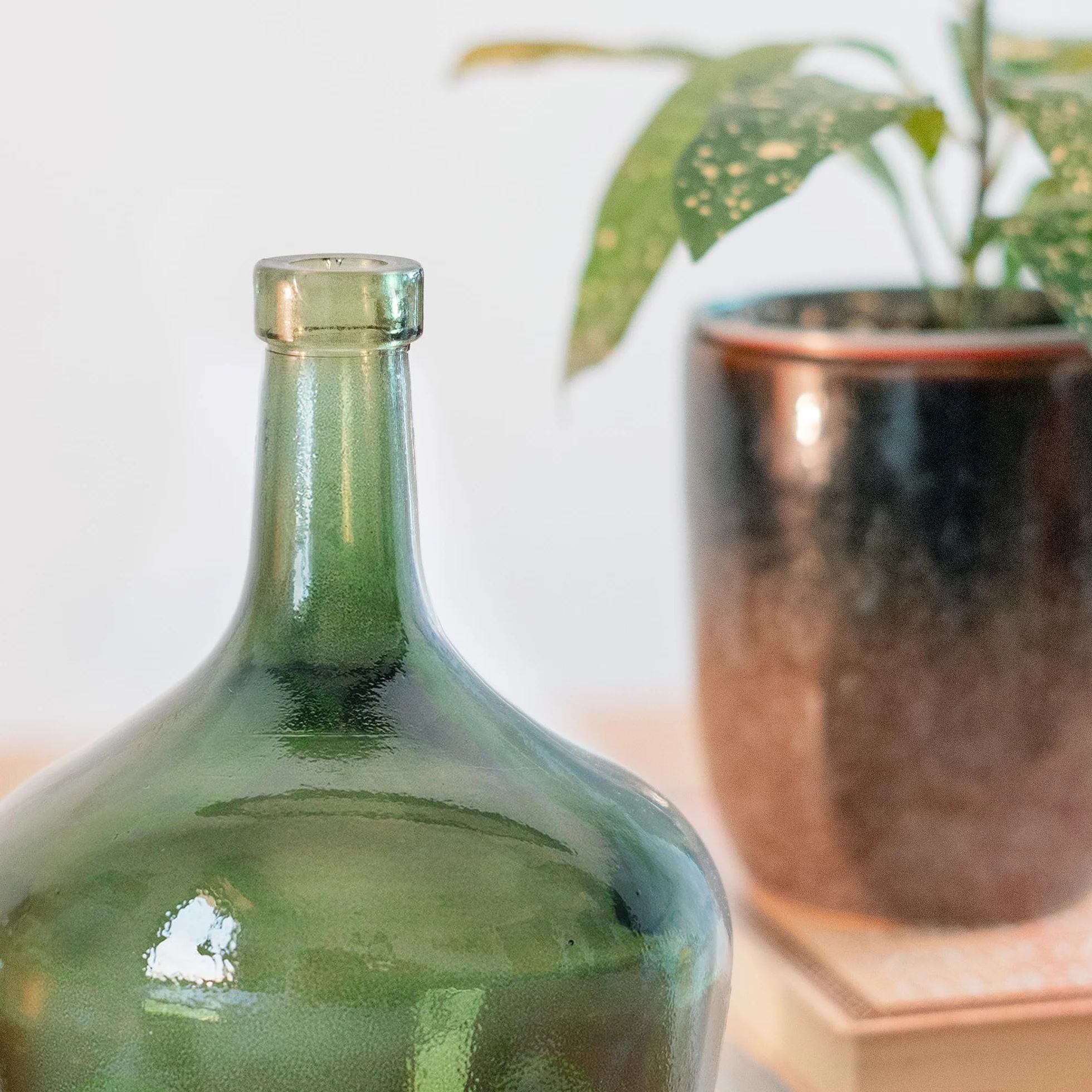 Damajuana de Vidrio, 2L, Botella Decorativa Estilo Mediterráneo, Jarrón Artesanal para Hogar y Jardín (Verde Oliva)