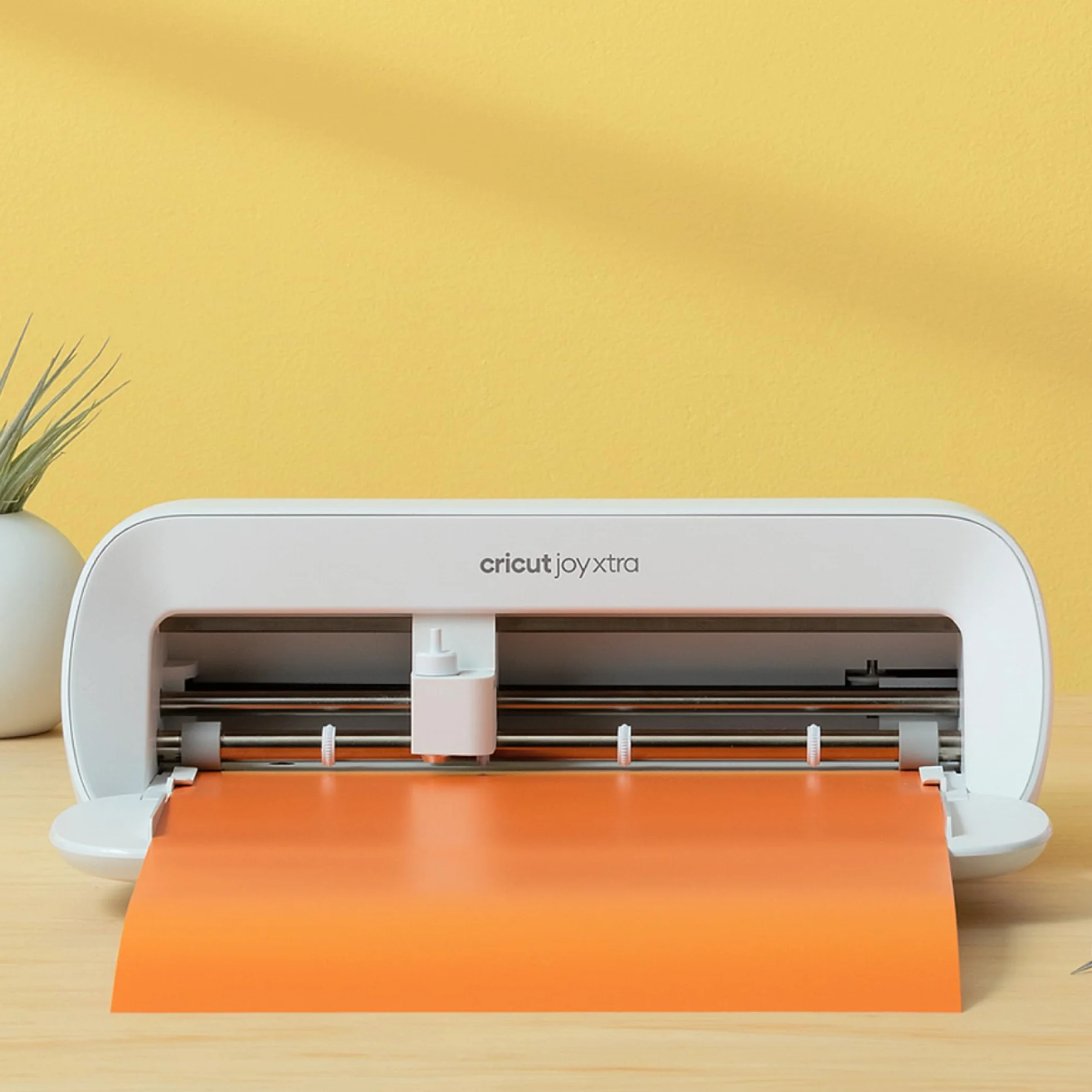 Cricut Joy™ Xtra, máquina Smart paquete inicial, edición 2025, máquina compacta Smart — para pegatinas color, tarjetas pers., camisetas, calcomanías de vinilo y más.