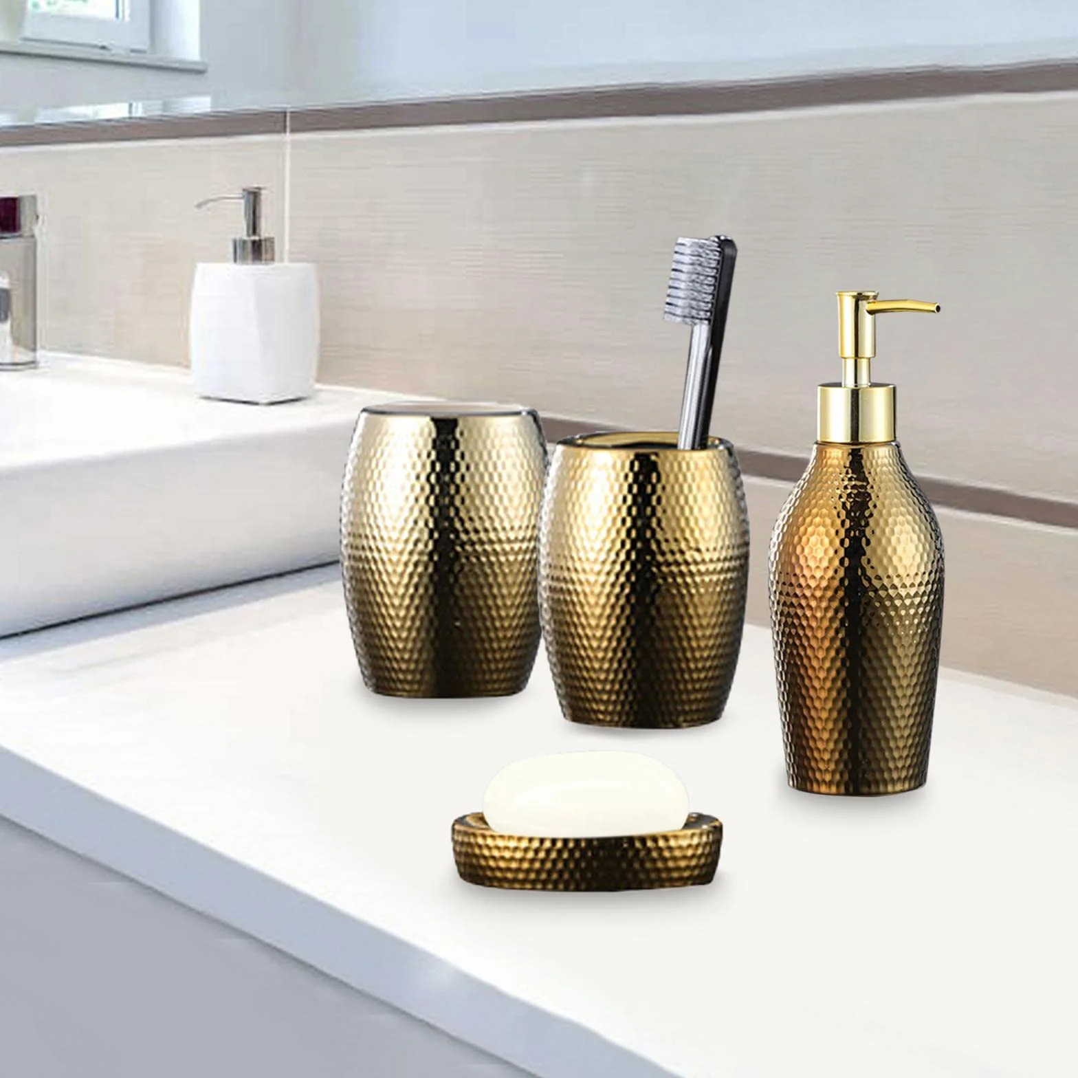 Juego de accesorios de baño con copa dorada