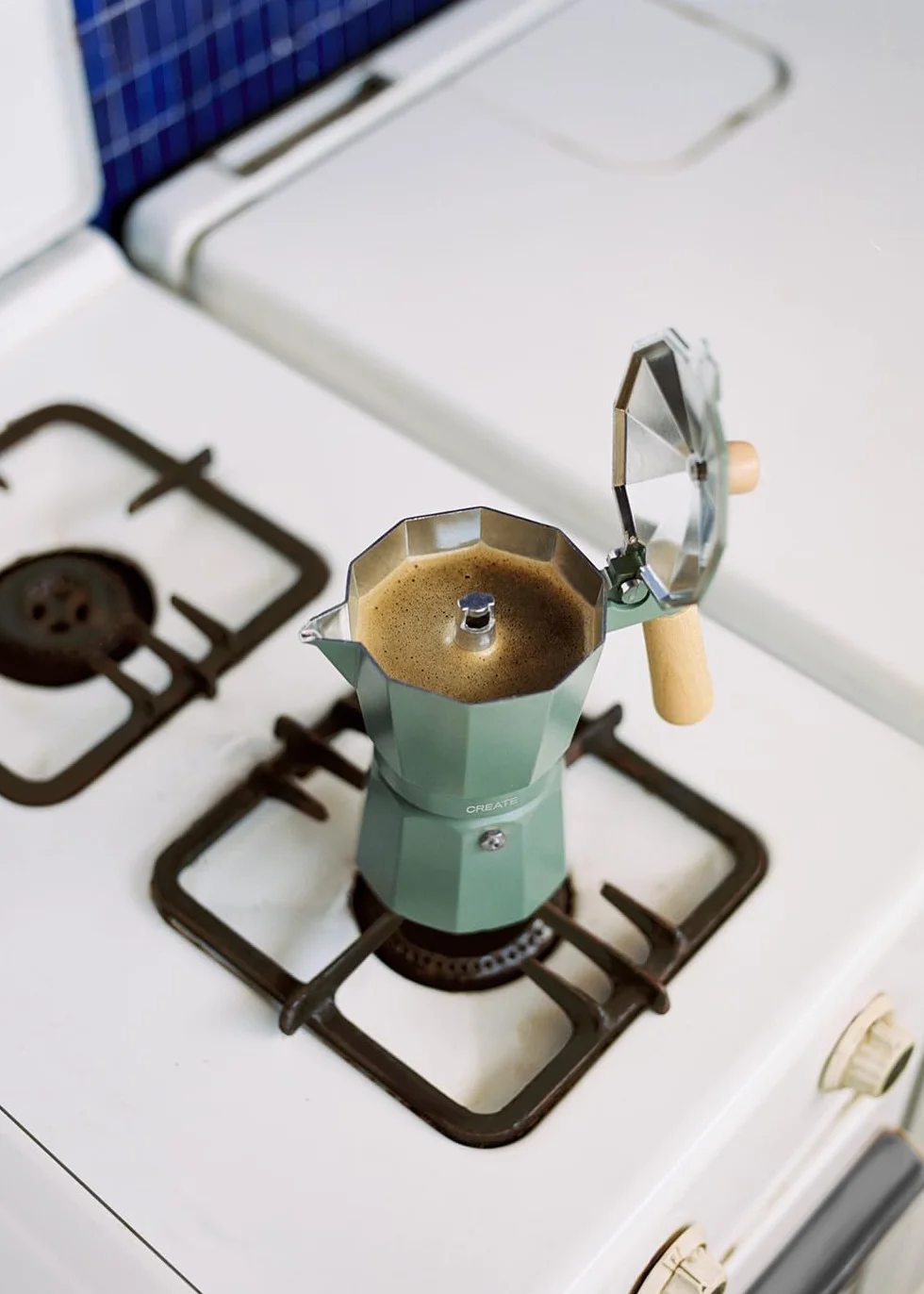 CREATE / THERA MOKA RETRO/Cafetera italiana sin adaptador para inducción verde sage/Capacidad de 6 tazas, aluminio, 350 ml, válvula de seguridad, apta para gas, cocina eléctrica o vitro